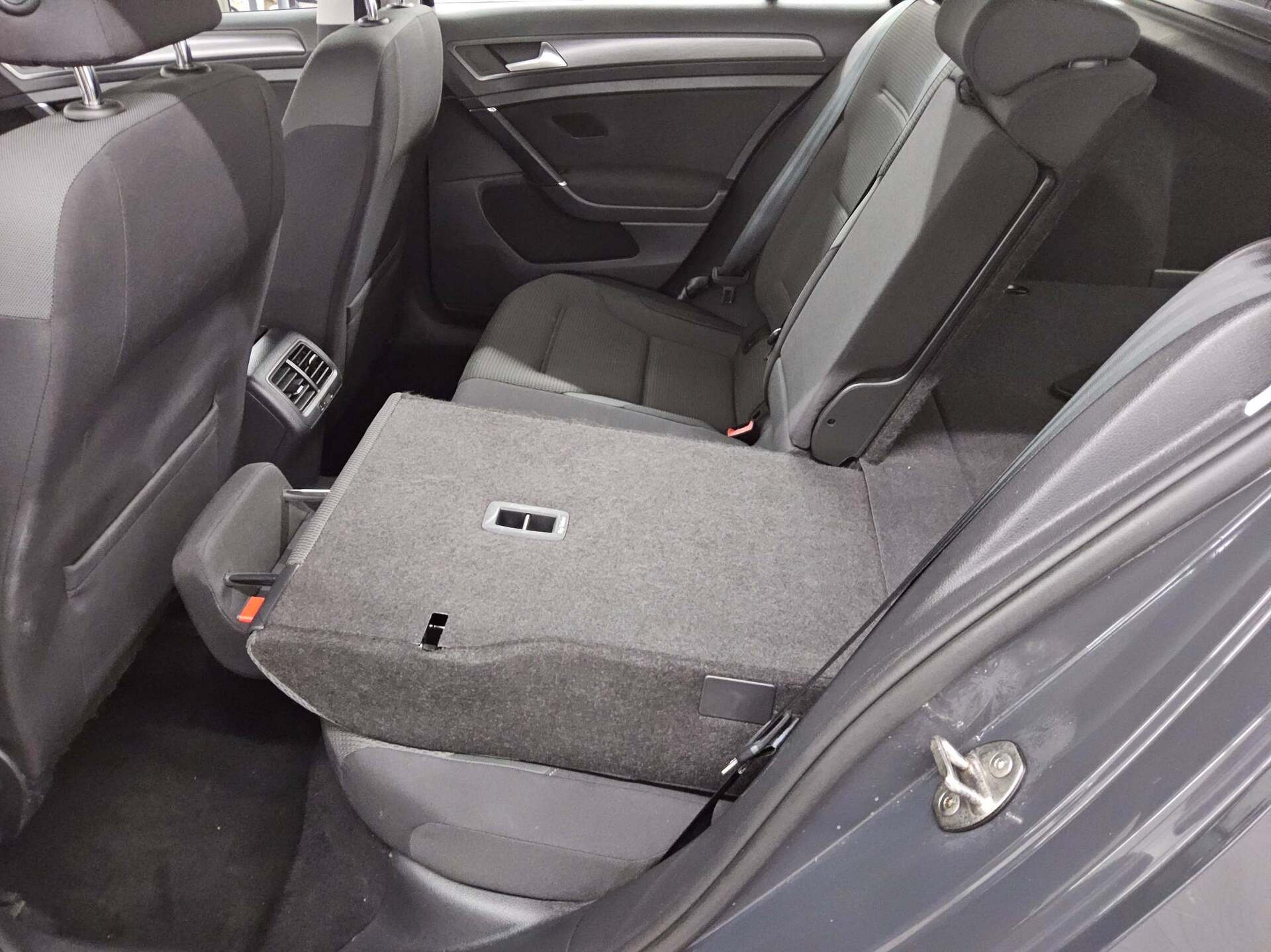 Volkswagen Golf-7 Var. 1.0 TSI Comf. Navi RFK AHK PDC Shz 12