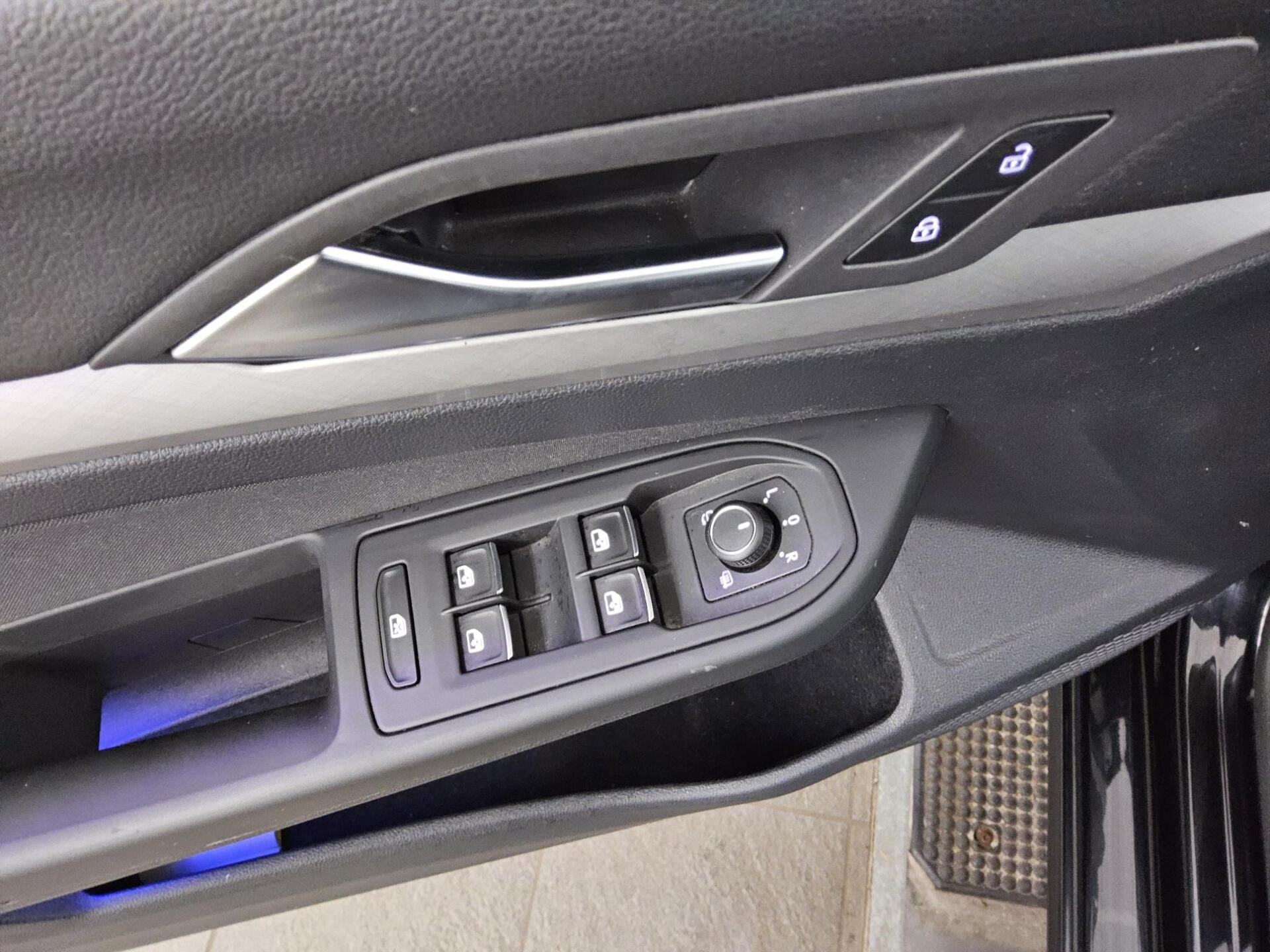 Volkswagen Golf-8 Var. 2.0 TDI Life Navi LED Pano DC RFK 10