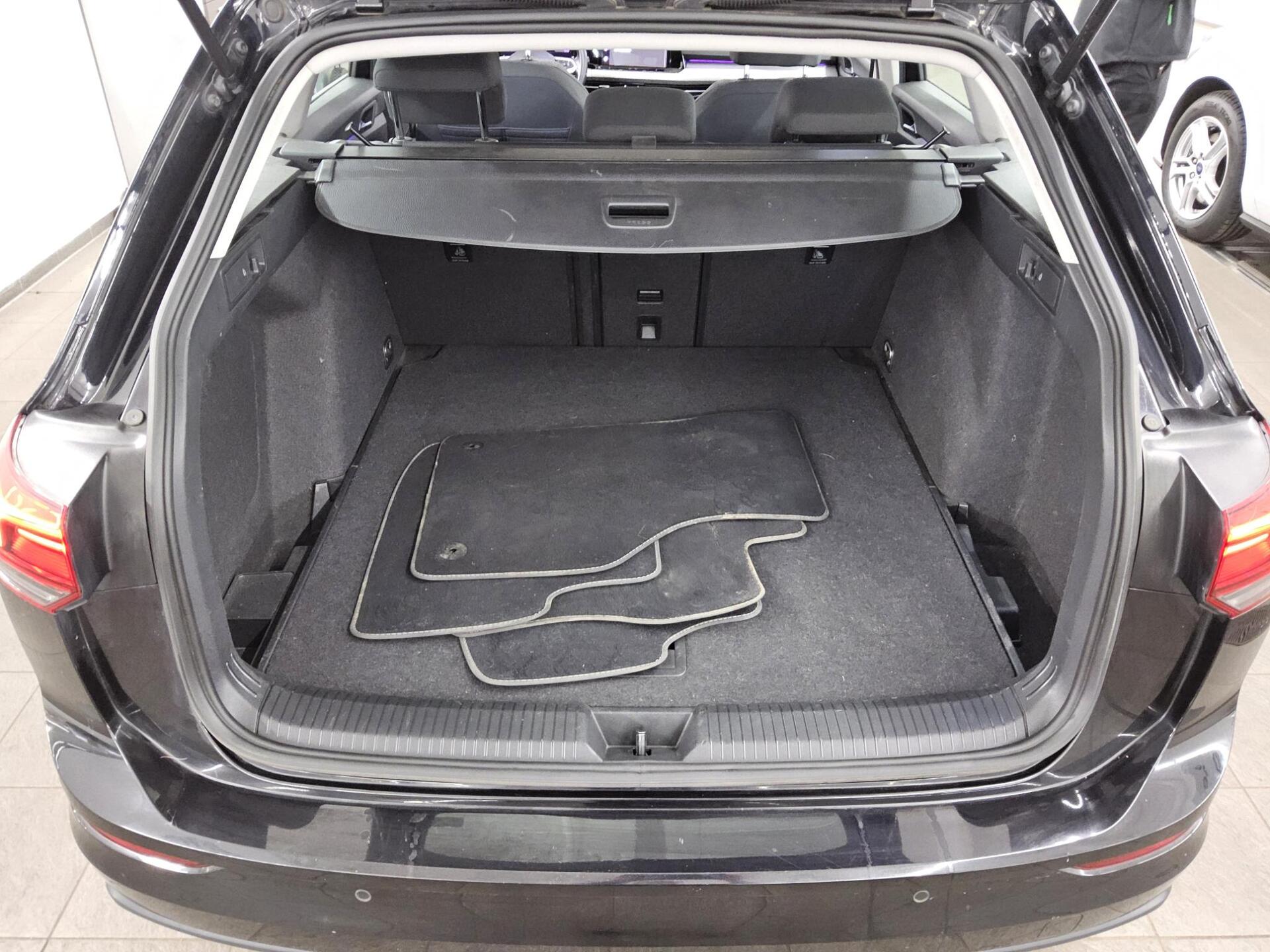 Volkswagen Golf-8 Var. 2.0 TDI Life Navi LED Pano DC RFK 12