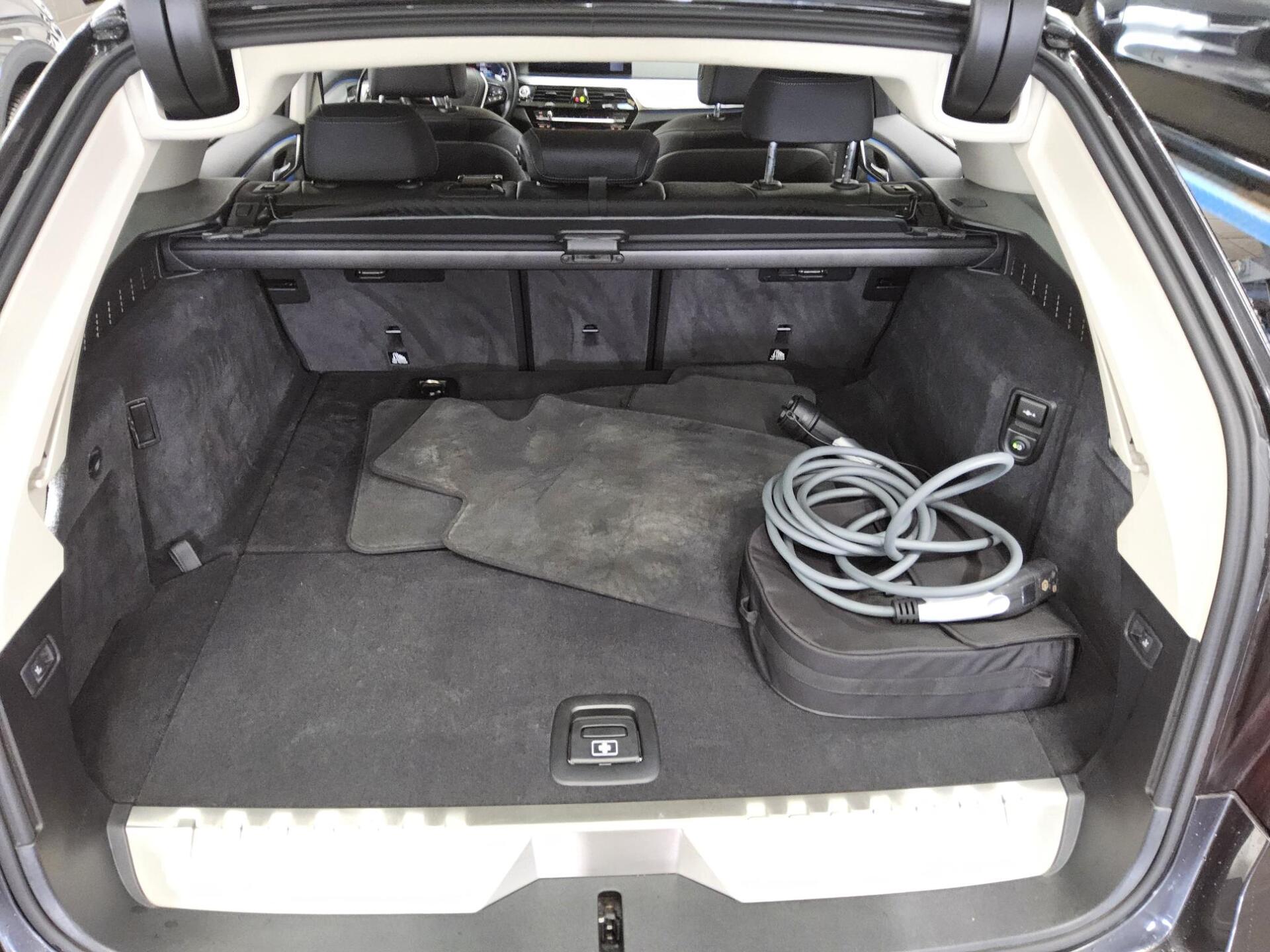 BMW 530e Touring xDr Navi LED Leder AHK RFK Shz PDC 12