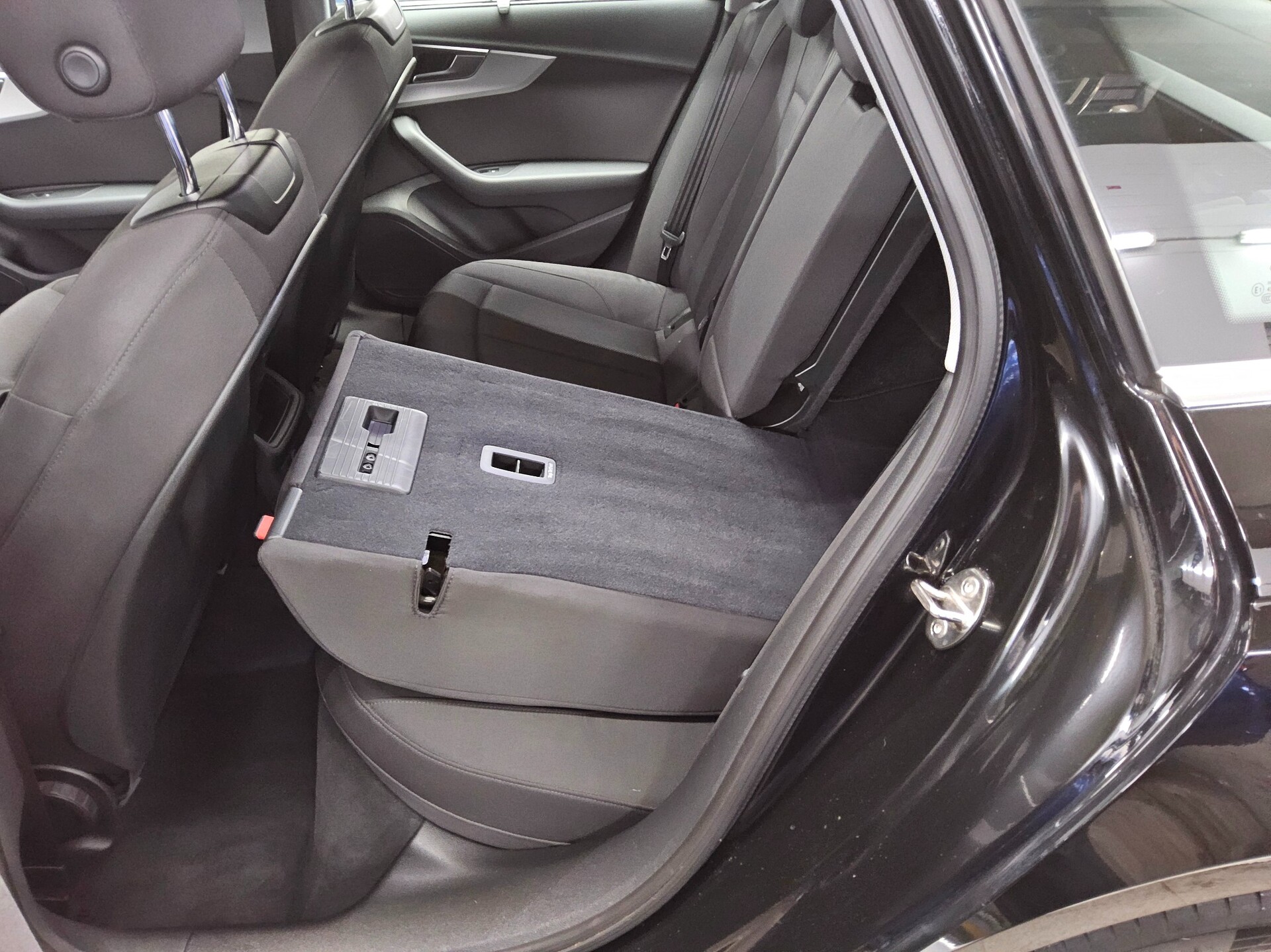 Audi A4 Avant 40 TDI Navi LED PDC 12