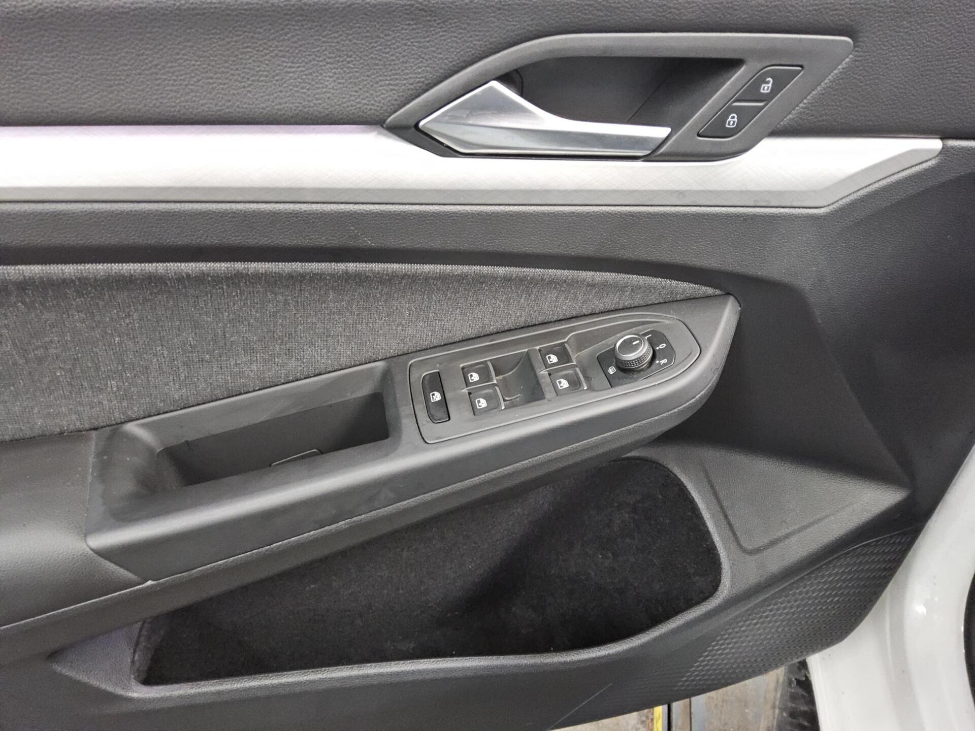 Volkswagen Golf-8 Var. 2.0 TDI Life Navi LED DC Shz PDC ACC 10