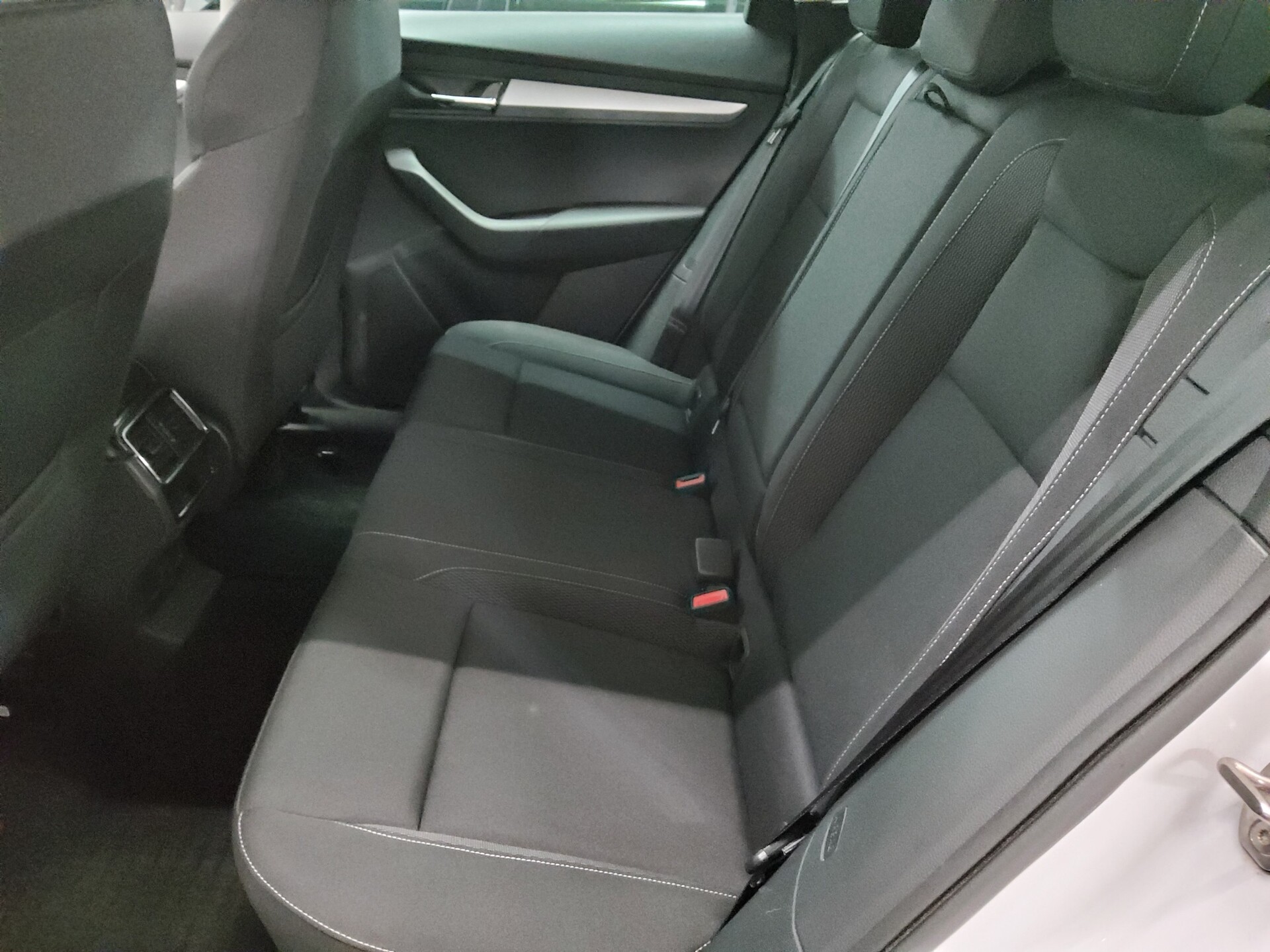 Skoda Karoq 2.0 TDI Ambition Navi LED vc RfK AHK ACC 13