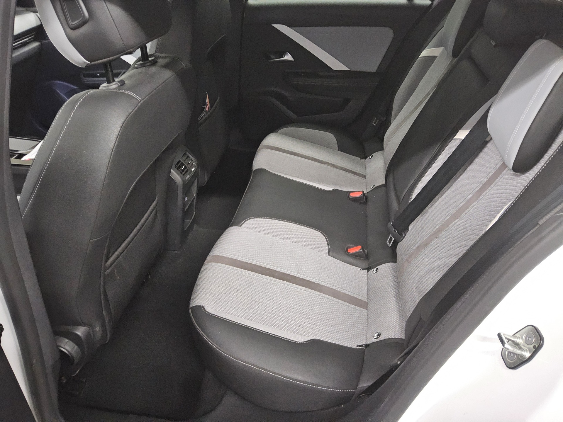 Opel Astra ST 1.5 D Elegance Navi DC LED 13