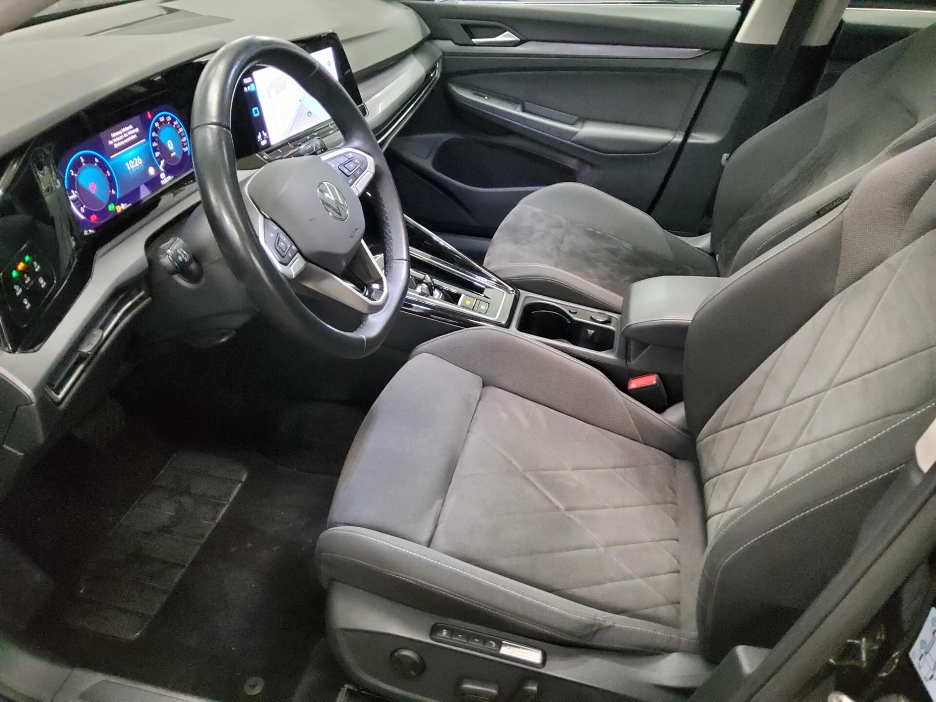 Volkswagen Golf-8 Var. 2.0 TDI Style Navi IQ.Light DC Pano 9