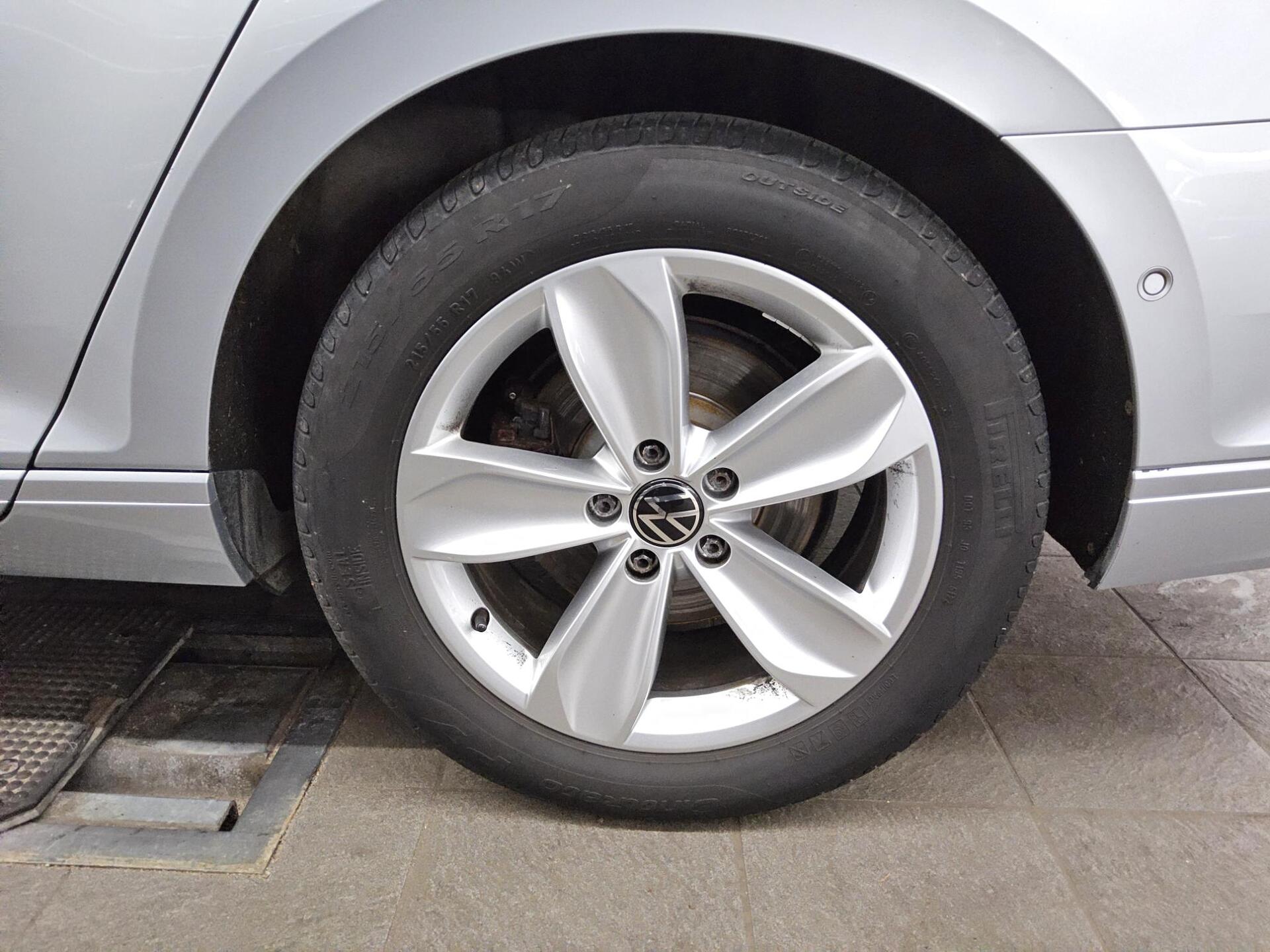 Volkswagen Passat Var. 2.0 TDI 4M Business Nav LED AID Pano 11