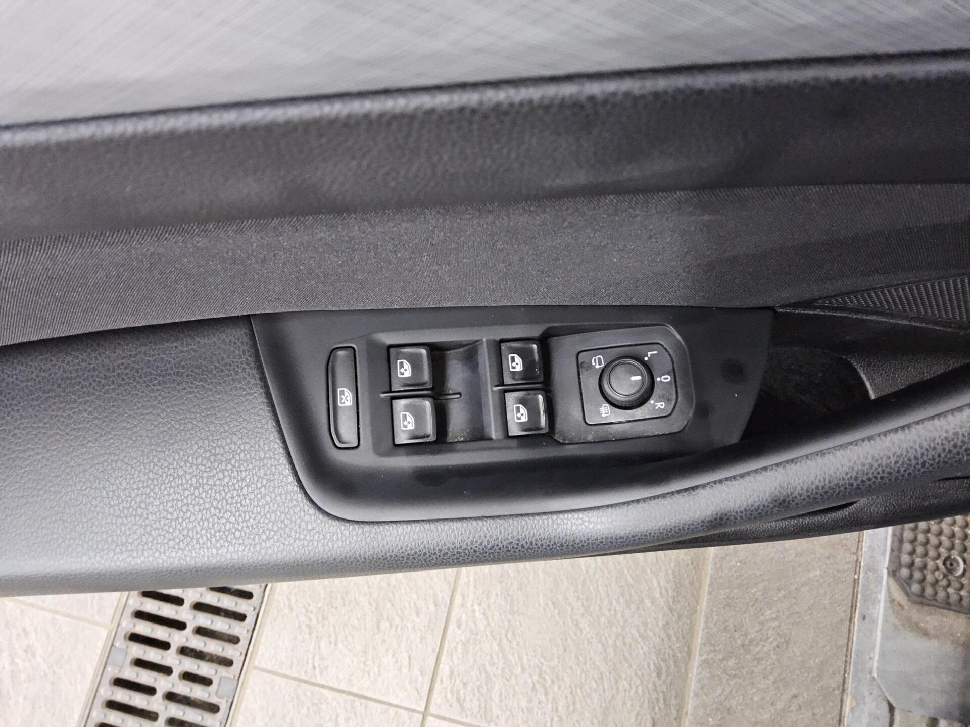 Volkswagen Passat Var. 2.0 TDI Business Navi LED Pano RFK 9