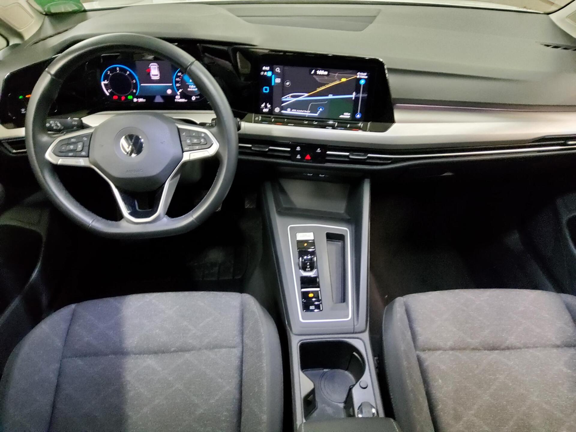 Volkswagen Golf-8 Var. 2.0 TDI Life Navi LED AID ACC PDC 5