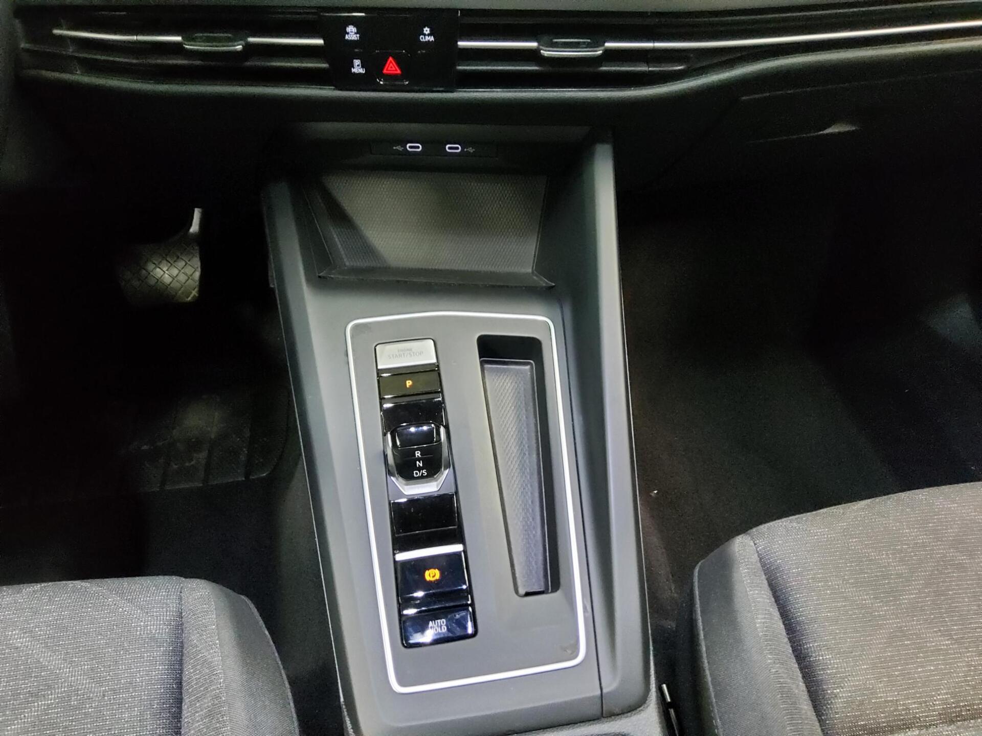 Volkswagen Golf-8 Var. 2.0 TDI Life Navi LED AID ACC PDC 6