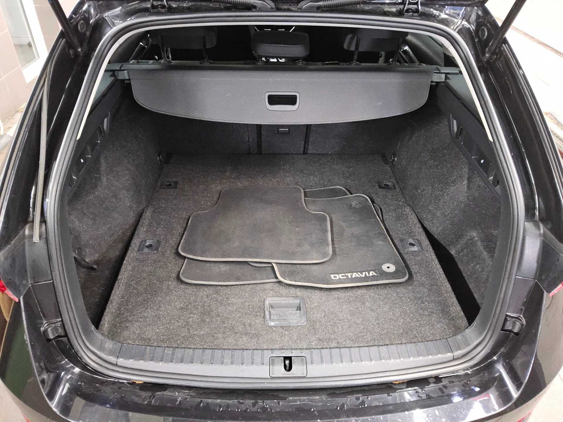 Skoda Octavia Kombi 2.0 TDI Style AHK Navi RfK LED 12