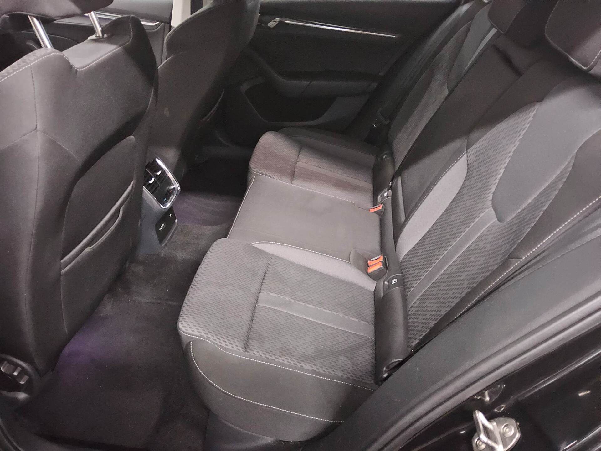 Skoda Octavia Kombi 2.0 TDI Style AHK Navi RfK LED 13