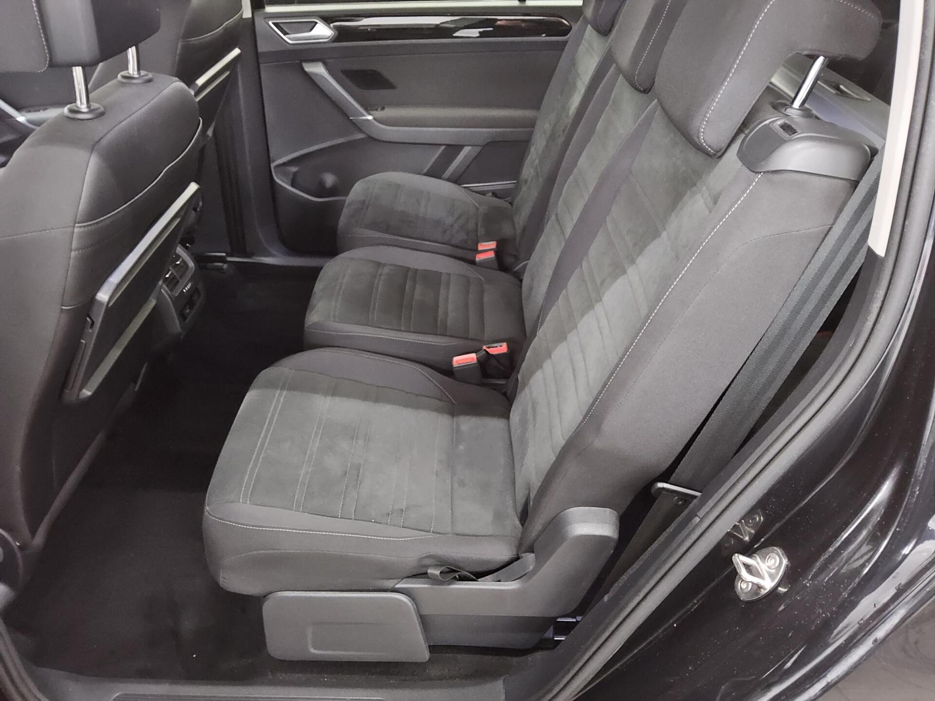 Volkswagen Touran 2.0 TDI Highline 7-Sitze AHK Navi ACC AHK 13