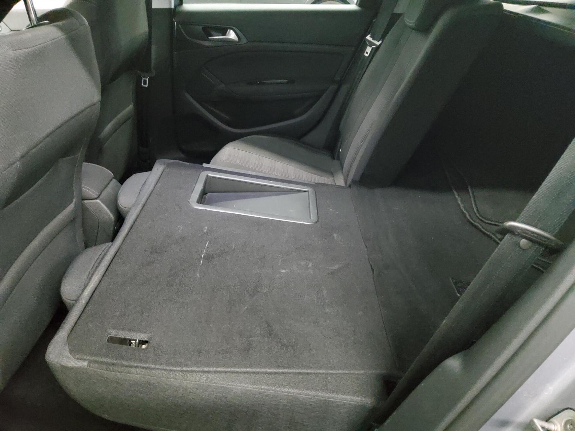 Peugeot 308 1.5 BlueHDI Allure Navi T-Leder AHK PDC SHZ 12