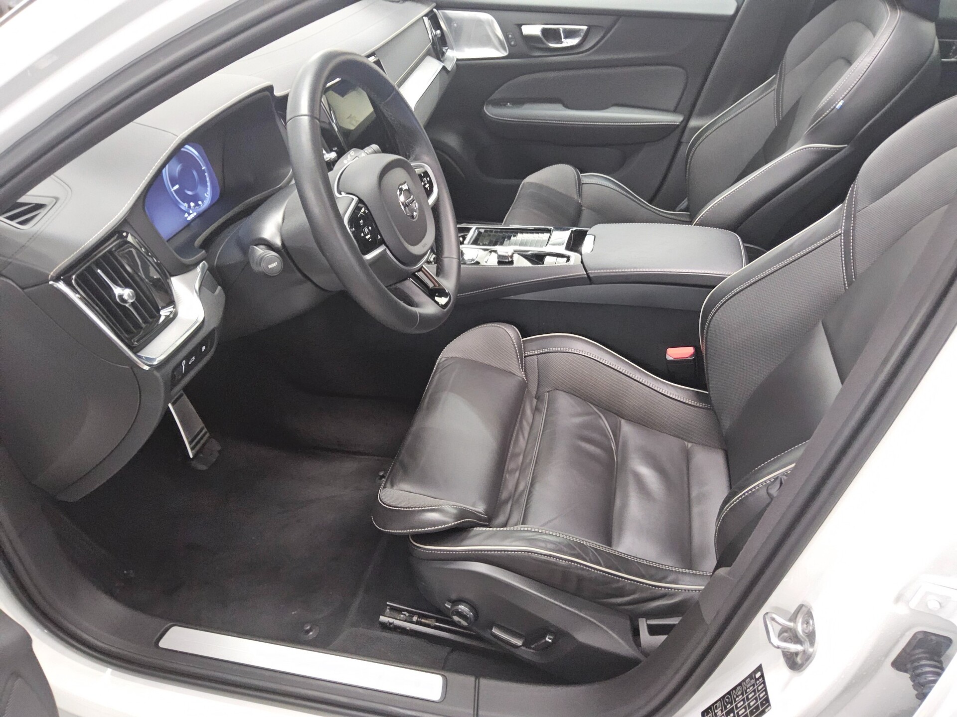 Volvo V60 T6 R-Design Navi Pano LED Sound AHK RFK 9