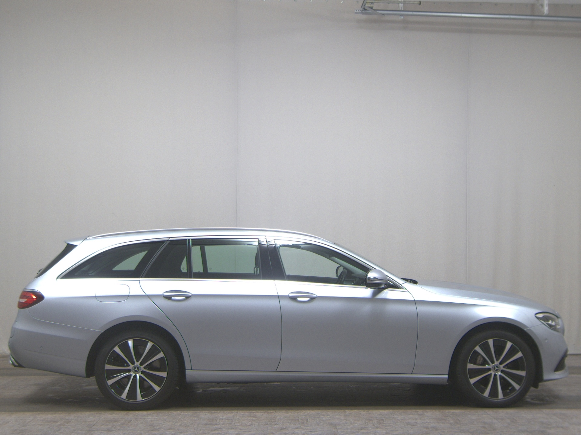Mercedes-Benz E 300 T de Navi Widescreen LED RFK Distr.+ AHK