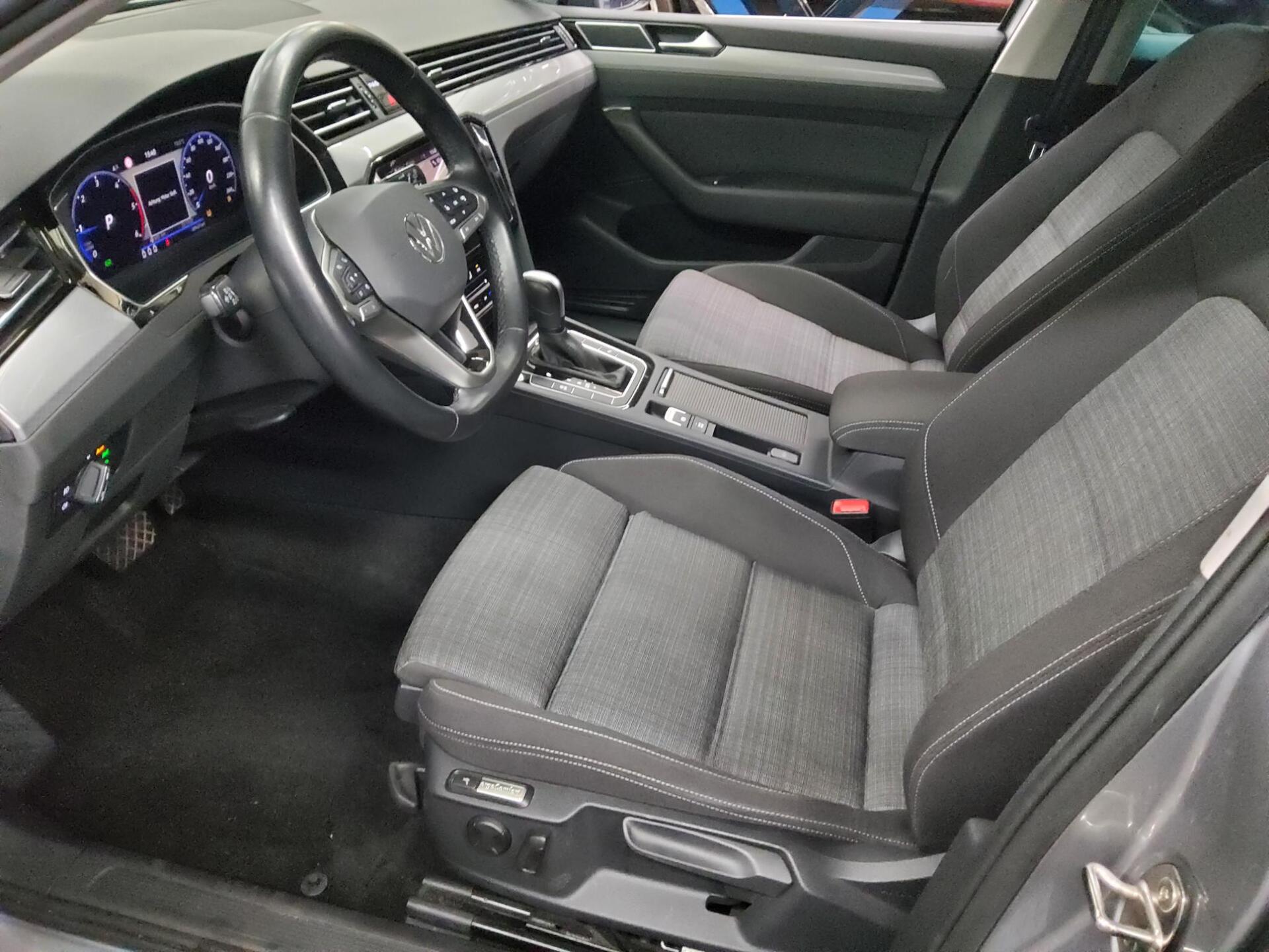 Volkswagen Passat Var. 2.0 TDI Business Navi LED AID AHK 9