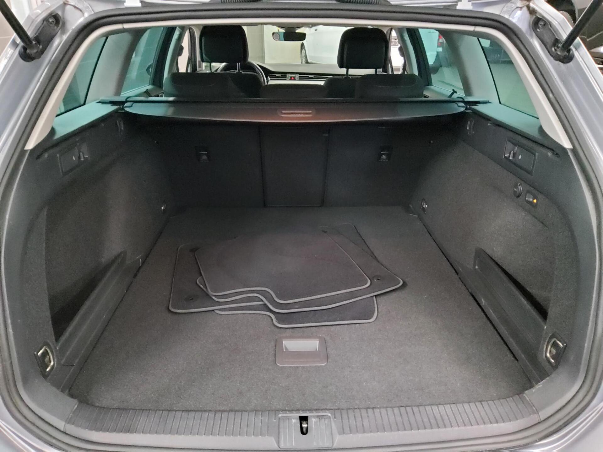 Volkswagen Passat Var. 2.0 TDI Business Navi LED AID AHK 12