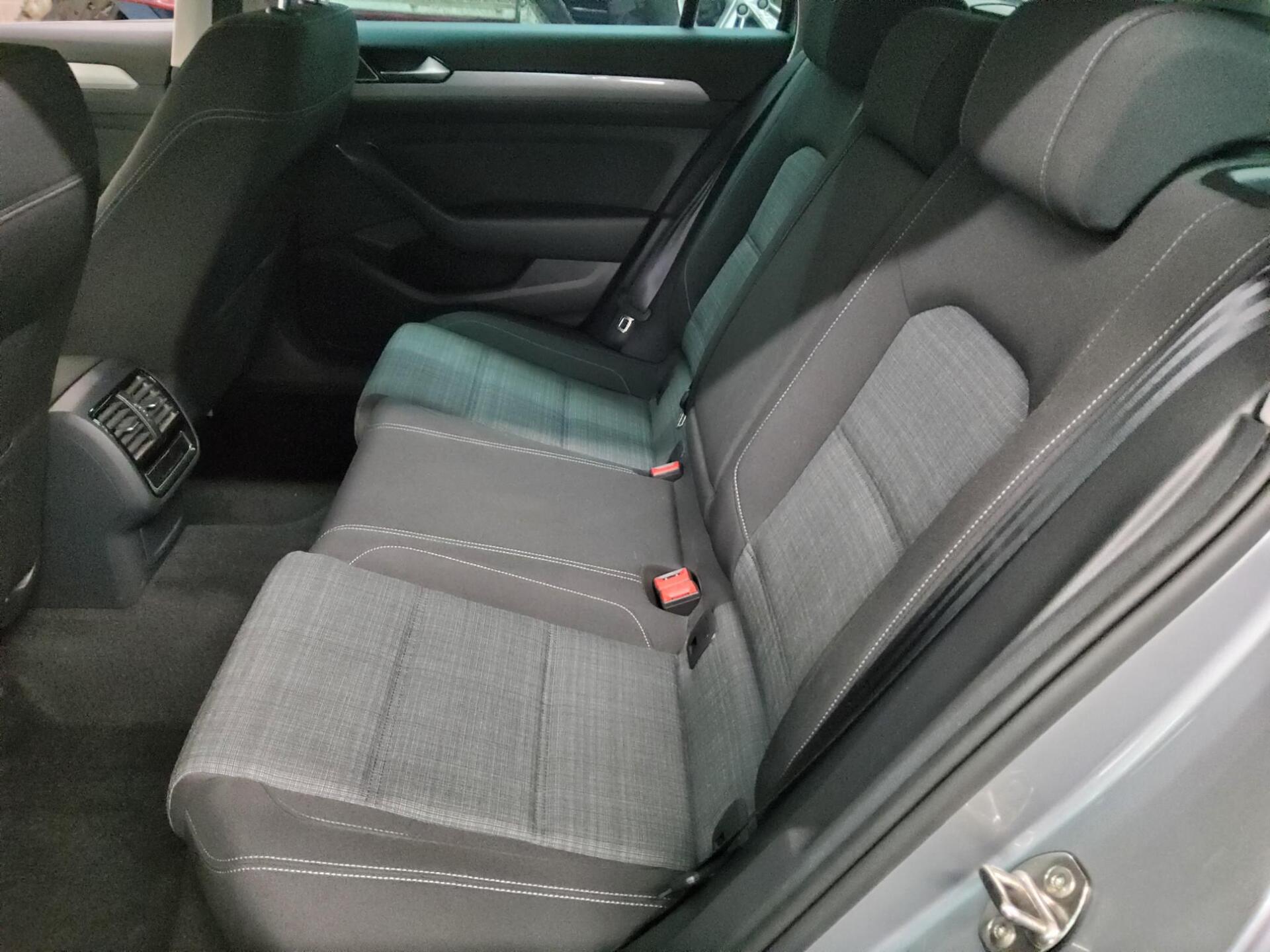 Volkswagen Passat Var. 2.0 TDI Business Navi LED AID AHK 13