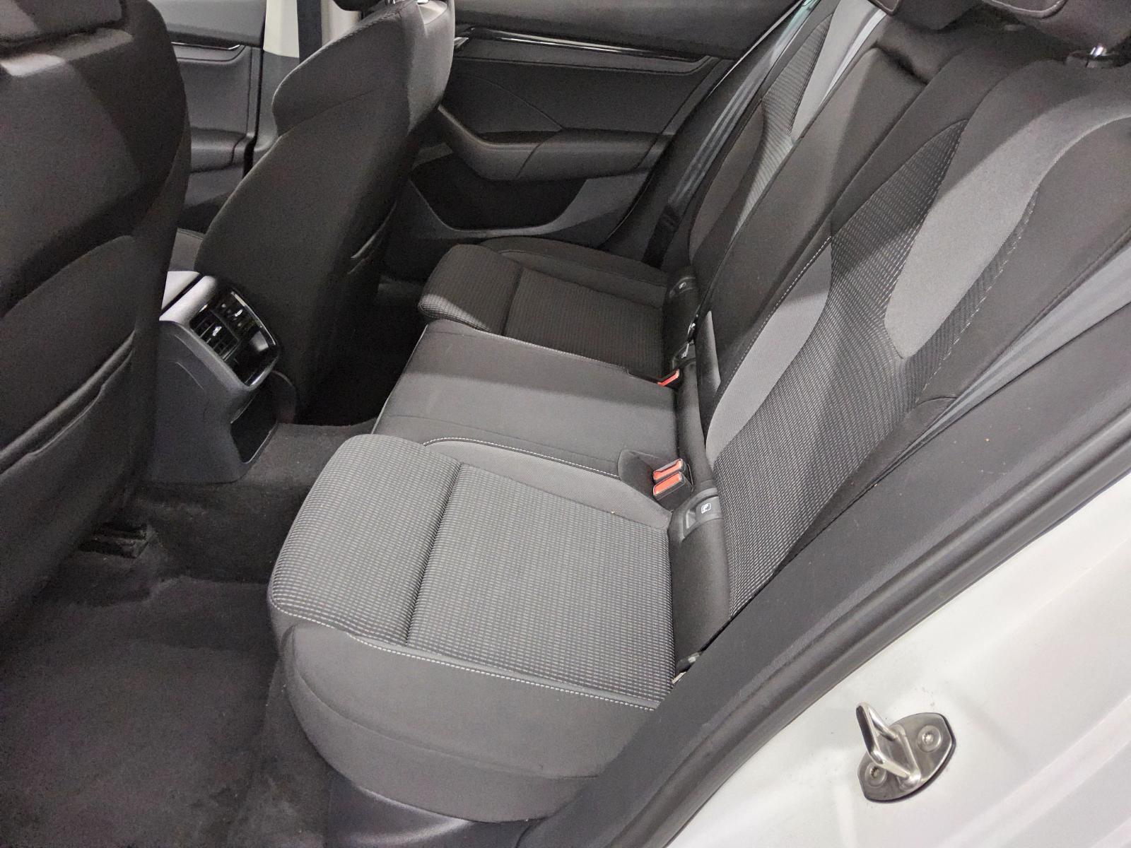 Skoda Octavia Kombi 2.0 TDI Ambition Navi LED vc AHK 13