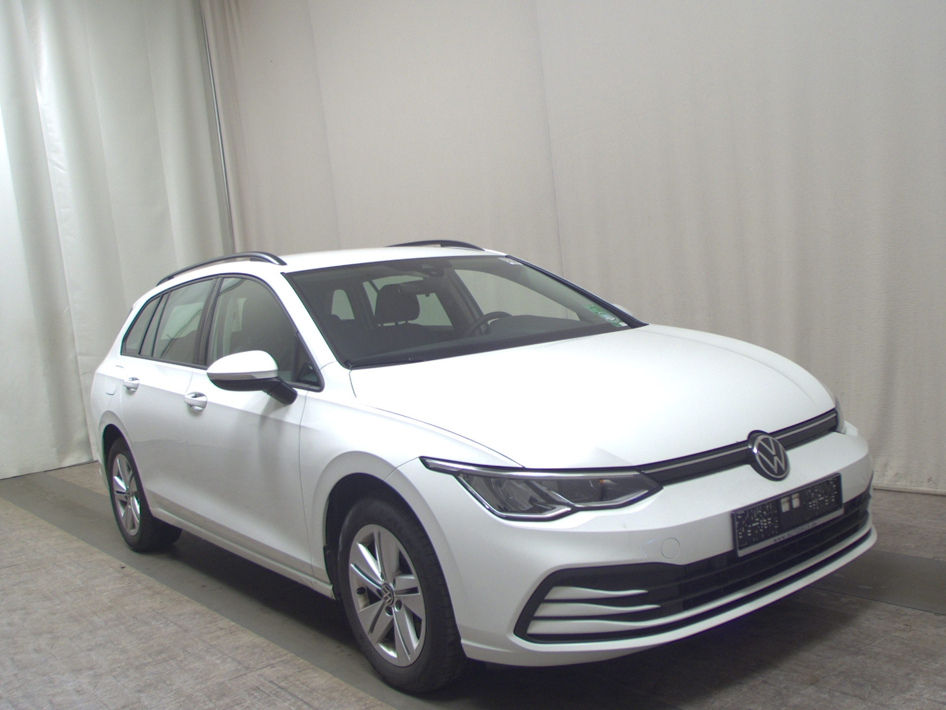 Volkswagen Golf-8 Var. 2.0 TDI LED DC PDC 3