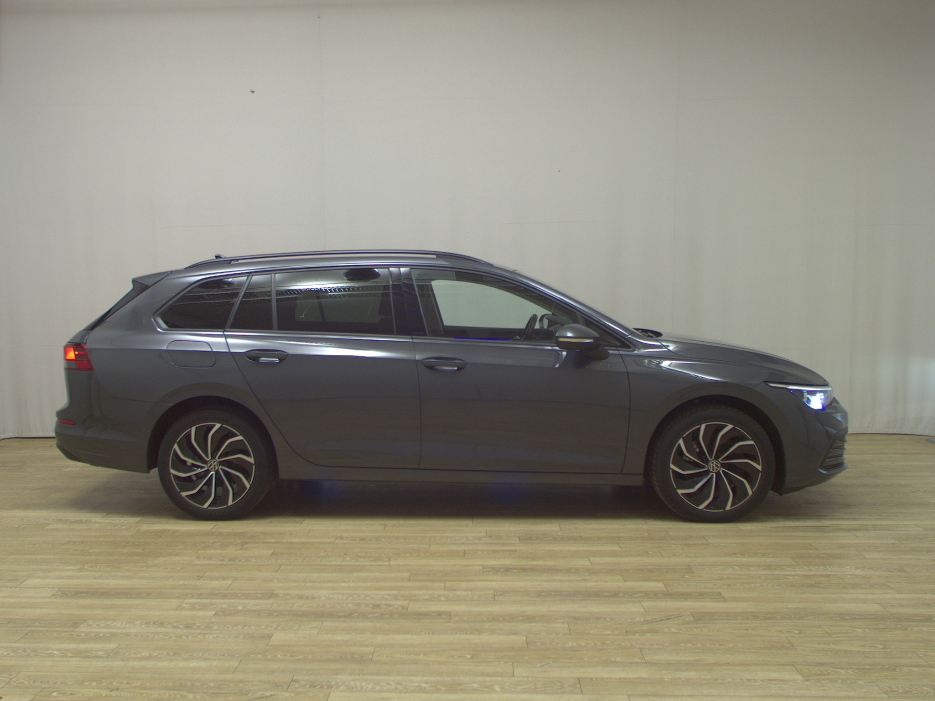 Volkswagen Golf-8 Var. 2.0 TDI Life Navi LED+ DC ACC