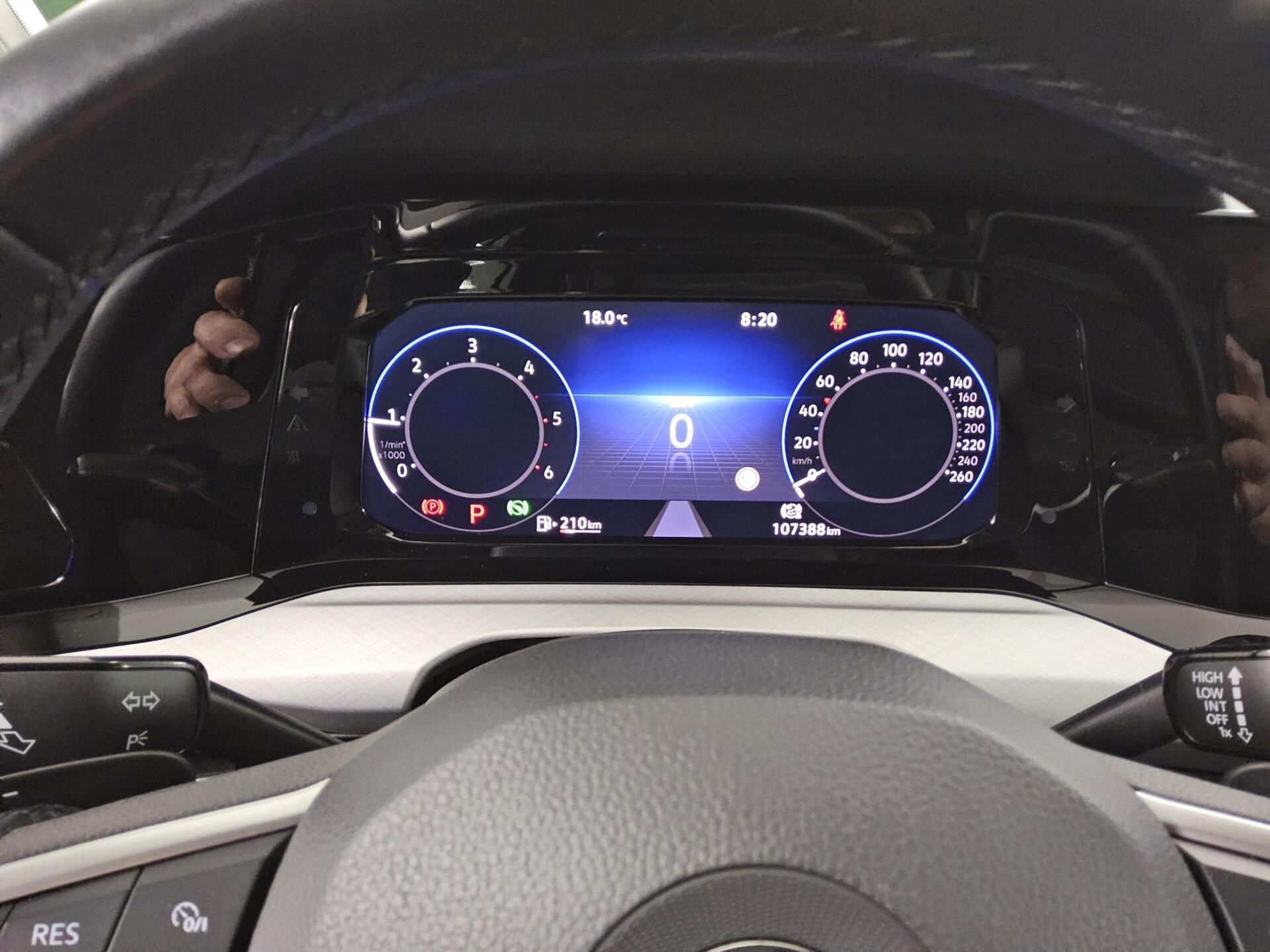 Volkswagen Golf-8 Var. 2.0 TDI Life Navi LED+ DC ACC 8