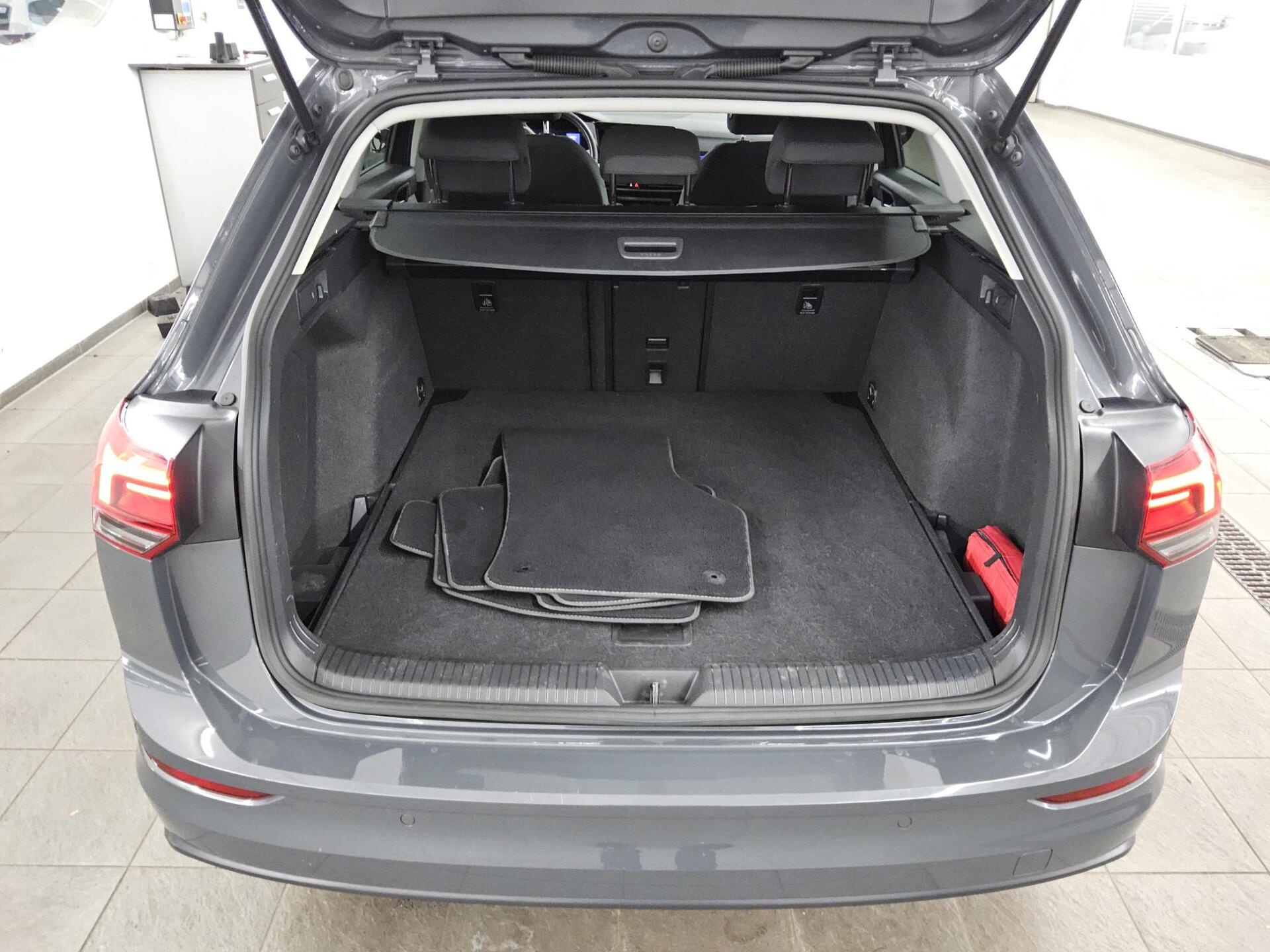 Volkswagen Golf-8 Var. 2.0 TDI Life Navi LED+ DC ACC 12