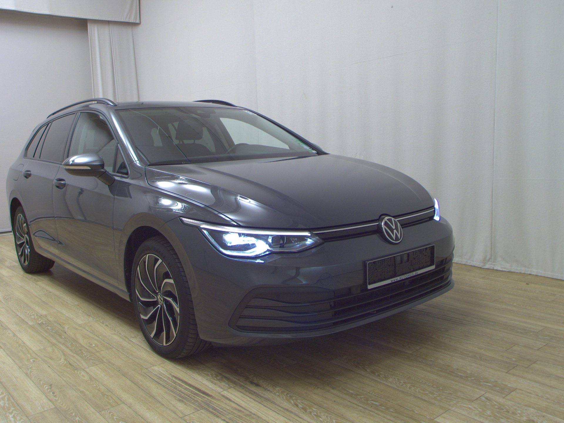 Volkswagen Golf-8 Var. 2.0 TDI Life Navi LED+ DC ACC 3