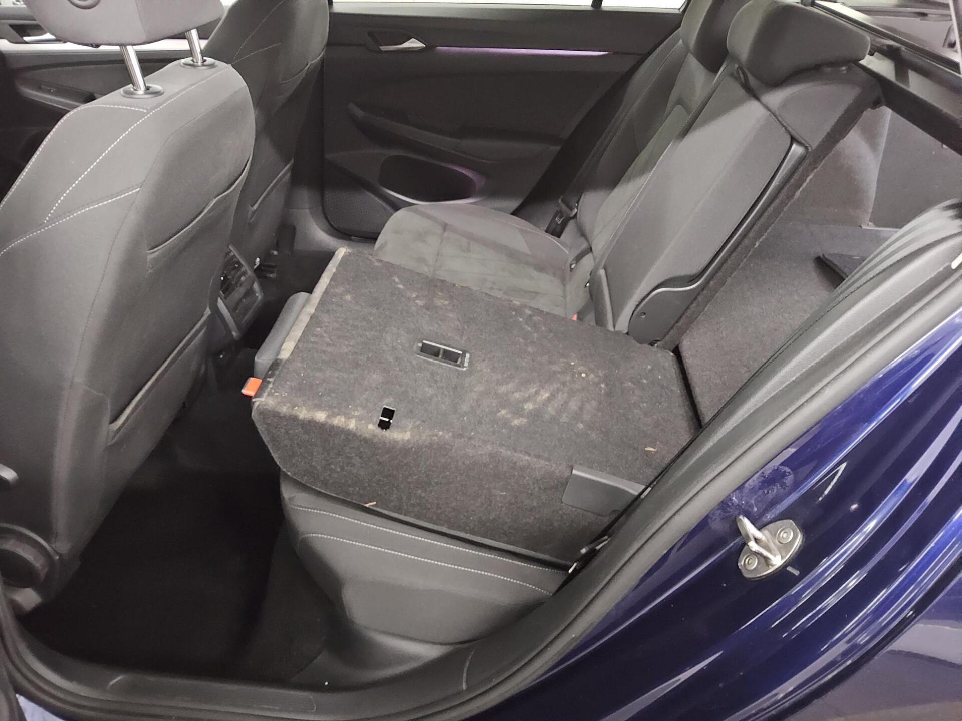 Volkswagen Golf-8 Var. 2.0 TDI Life Navi Matrix DC AHK ACC 13