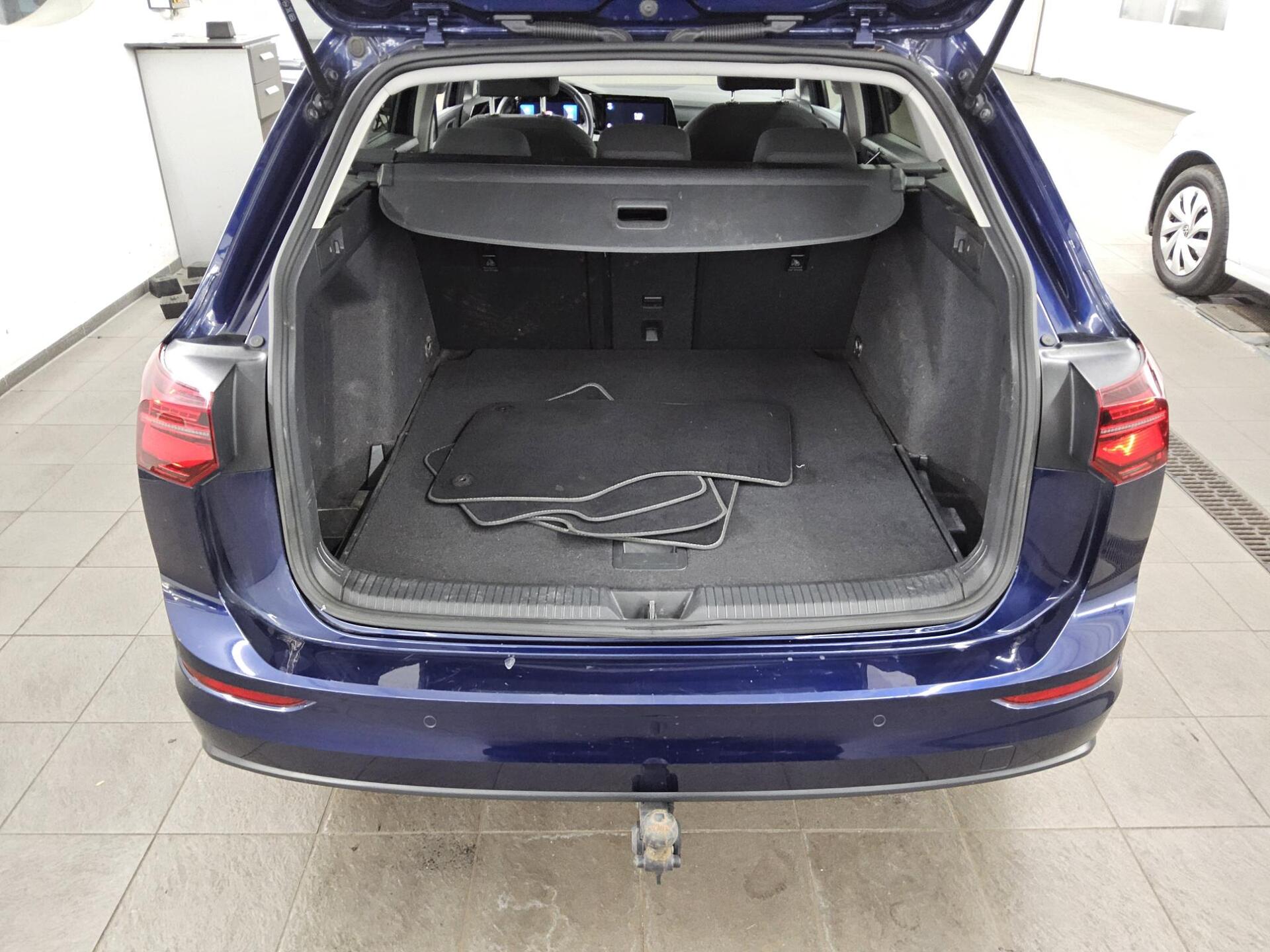 Volkswagen Golf-8 Var. 2.0 TDI Life Navi Matrix DC AHK ACC 12