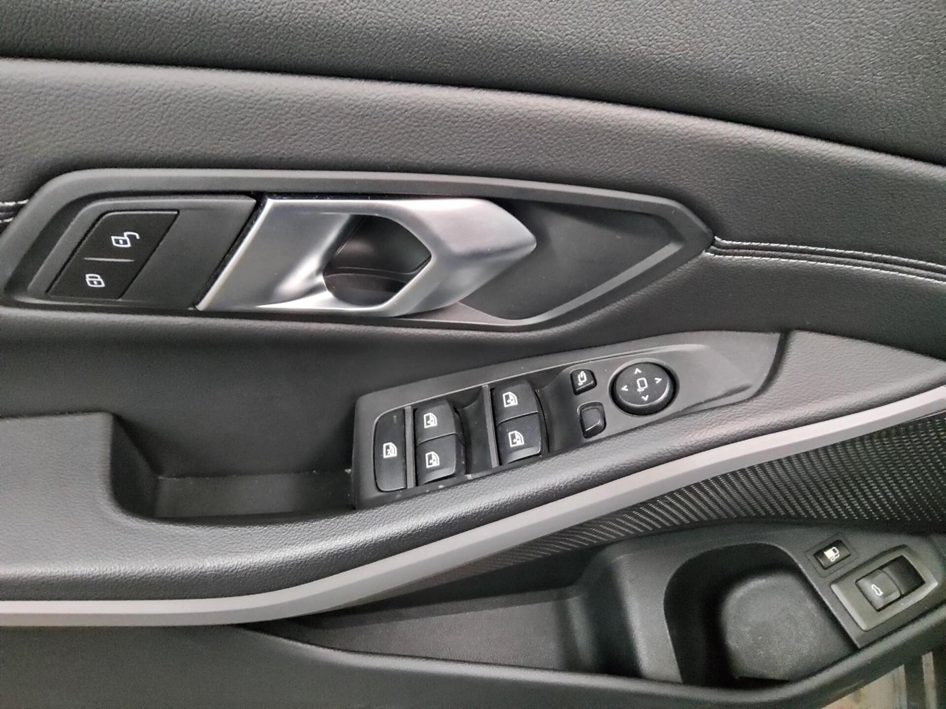 BMW 330e Touring LCI T-Leder Navi LC Pro Curved LED 10