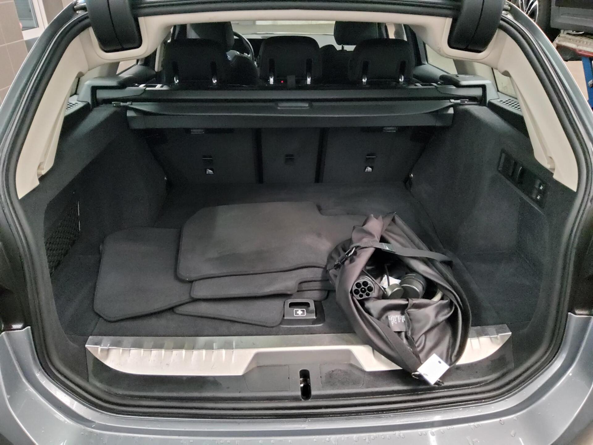 BMW 330e Touring LCI T-Leder Navi LC Pro Curved LED 12