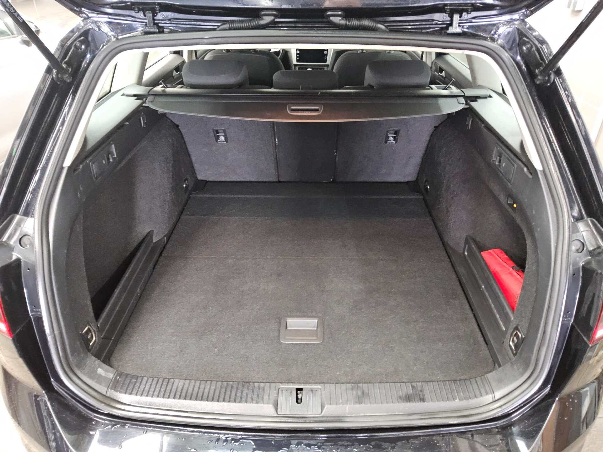 Volkswagen Passat Var. 2.0 TDI Navi LED AHK RFK ACC 11