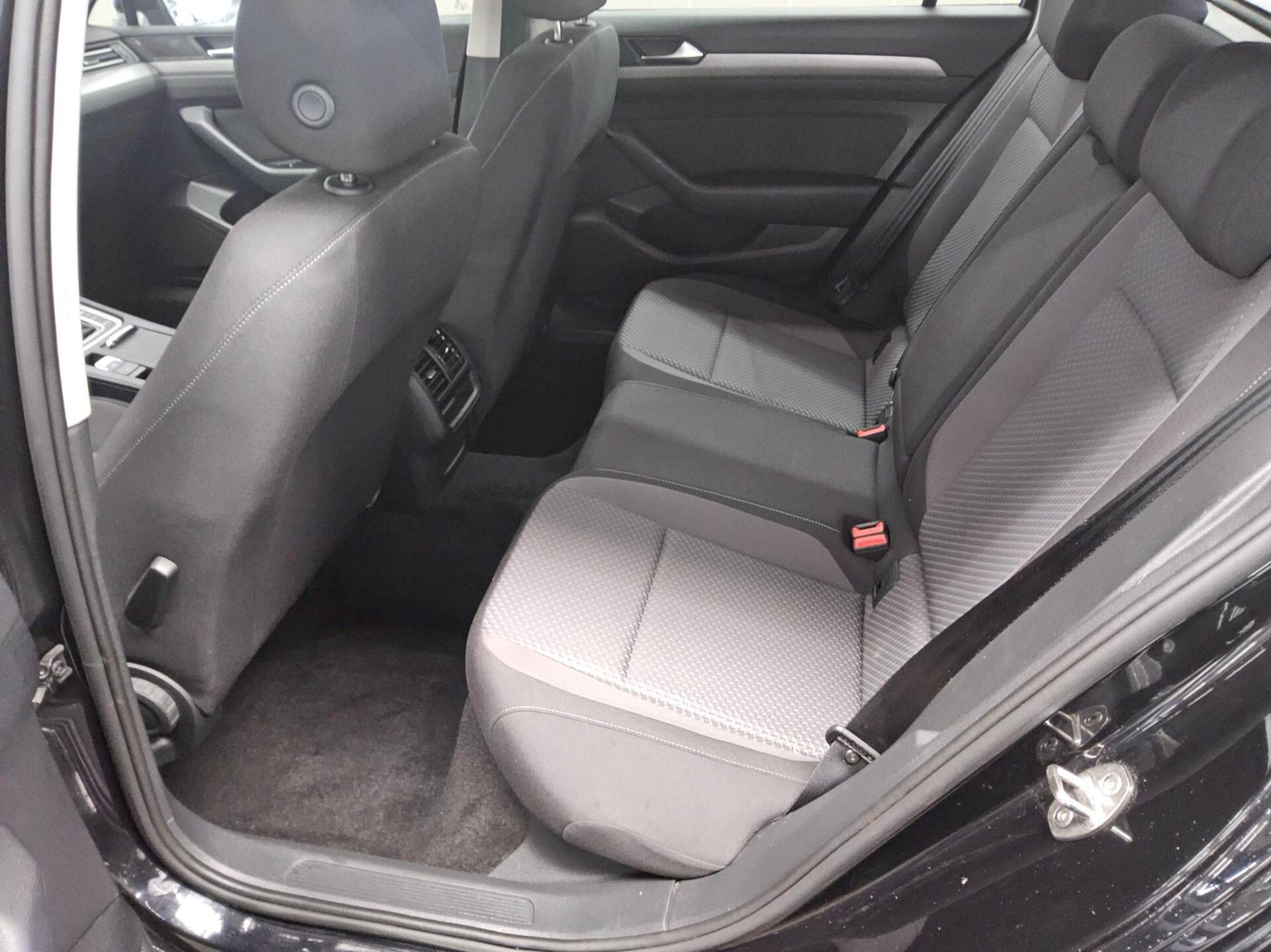 Volkswagen Passat Var. 2.0 TDI Navi LED AHK RFK ACC 12