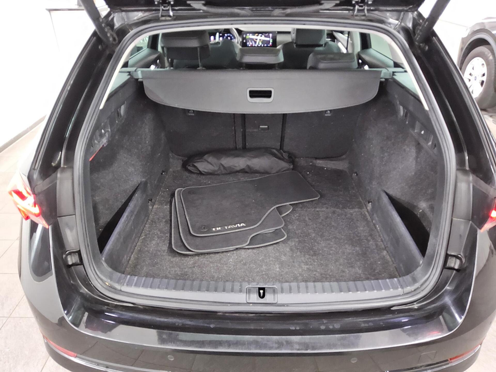 Skoda Octavia Kombi 2.0 TDI Style T-Leder Navi LED vc 12