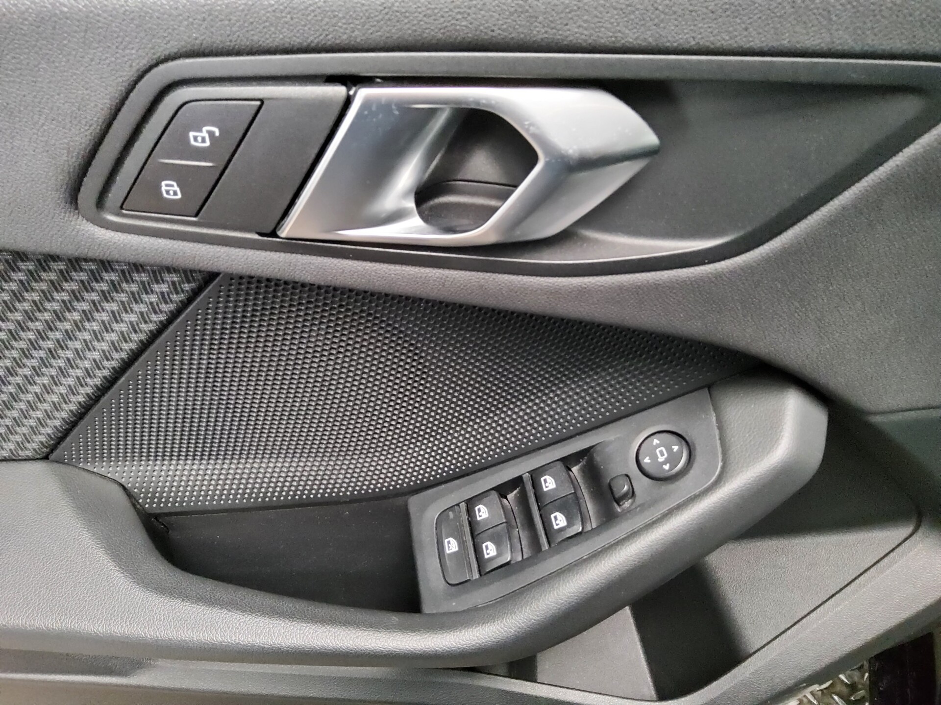 BMW 118dA Advantage Navi LED LC Pro HuD PDC SHZ 10