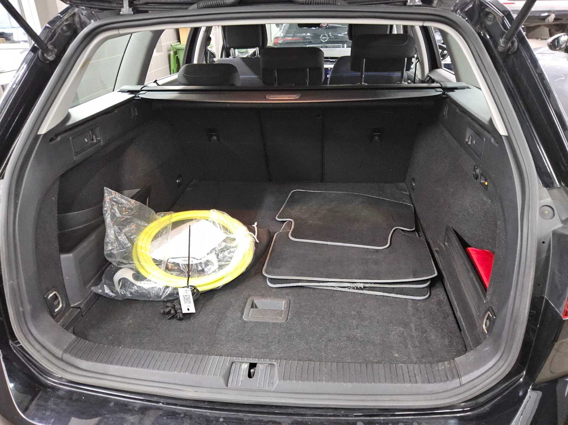 Volkswagen Passat Var. GTE 1.4 TSI Navi LED RFK AHK ACC 12