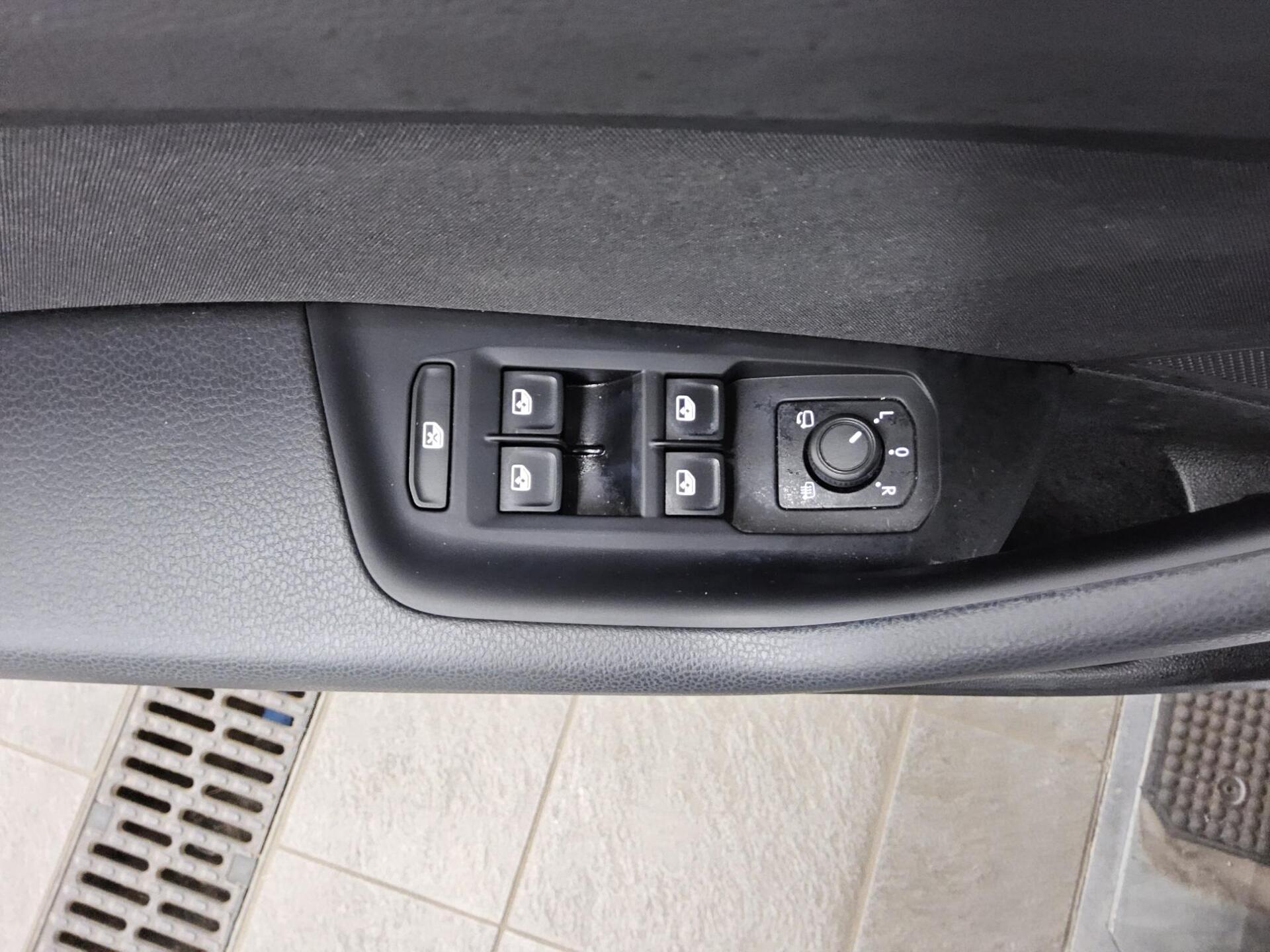 Volkswagen Passat Var. 2.0 TDI Business Navi Pano RFK AHK 9