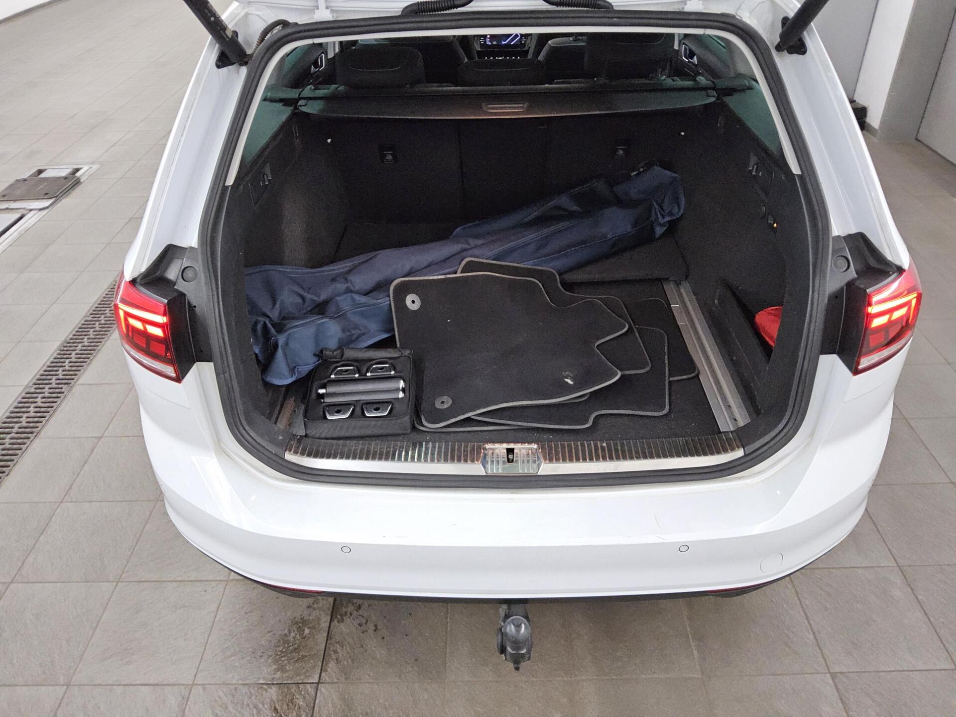 Volkswagen Passat Var. 2.0 TDI Business Navi Pano RFK AHK 11