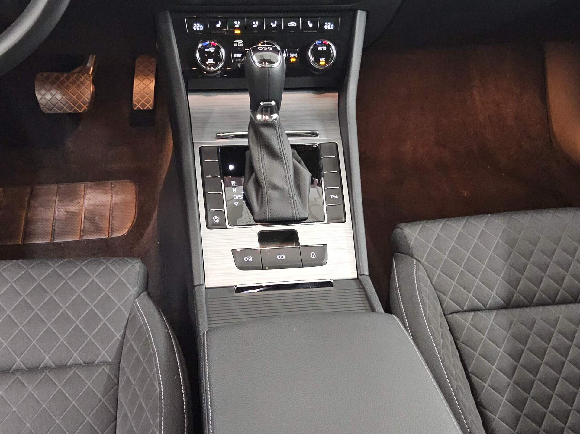 Skoda Superb 2.0 TDI Ambition Navi LED vc Pano RFK 6