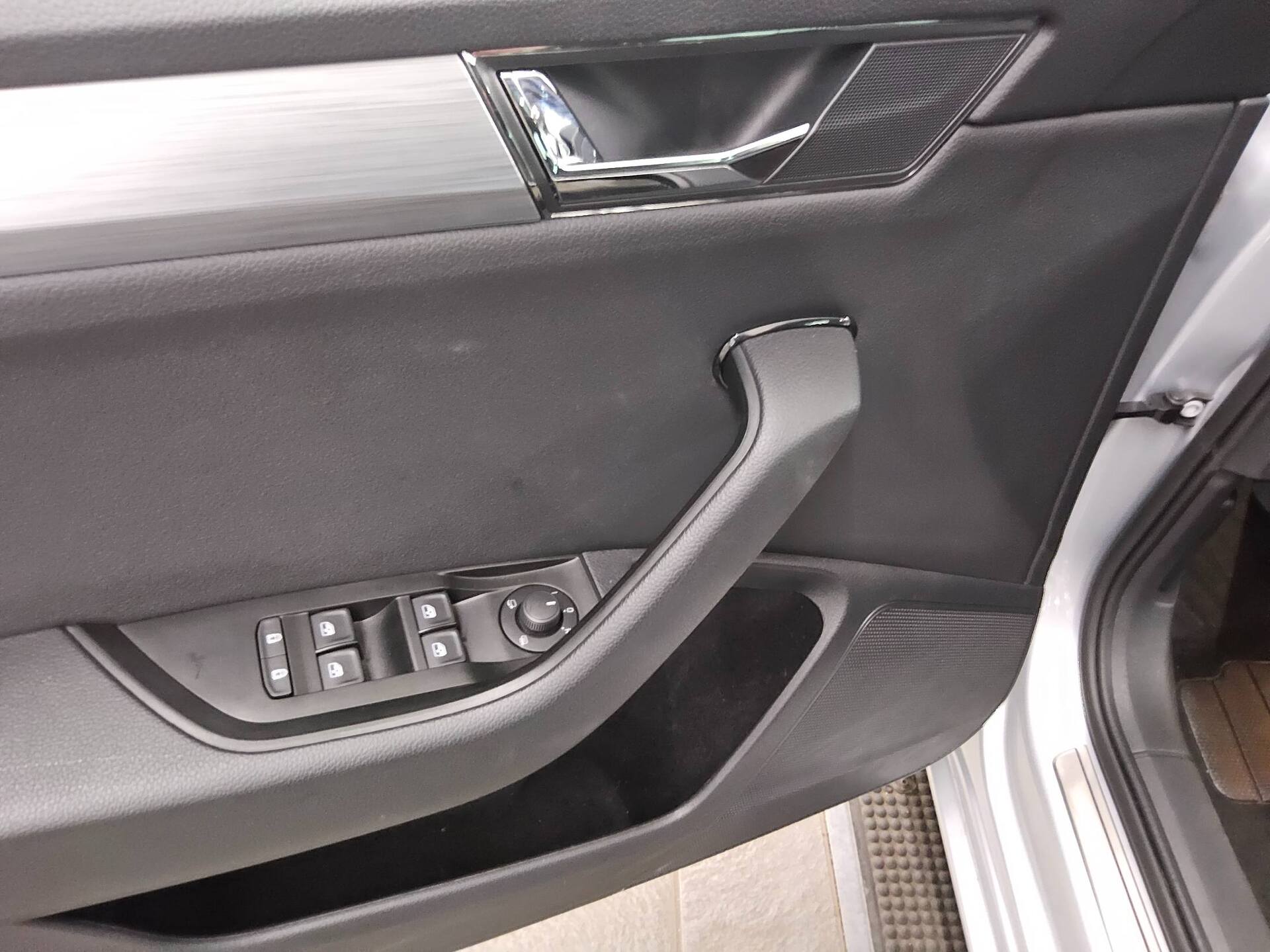 Skoda Superb 2.0 TDI Ambition Navi LED vc Pano RFK 10