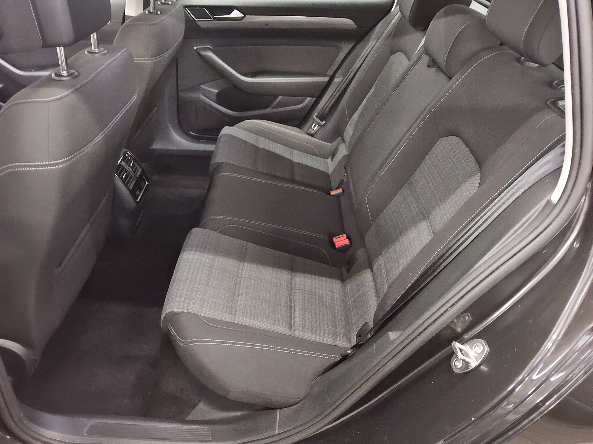 Volkswagen Passat Var. 2.0 TDI Business Navi LED ACC RfK 13