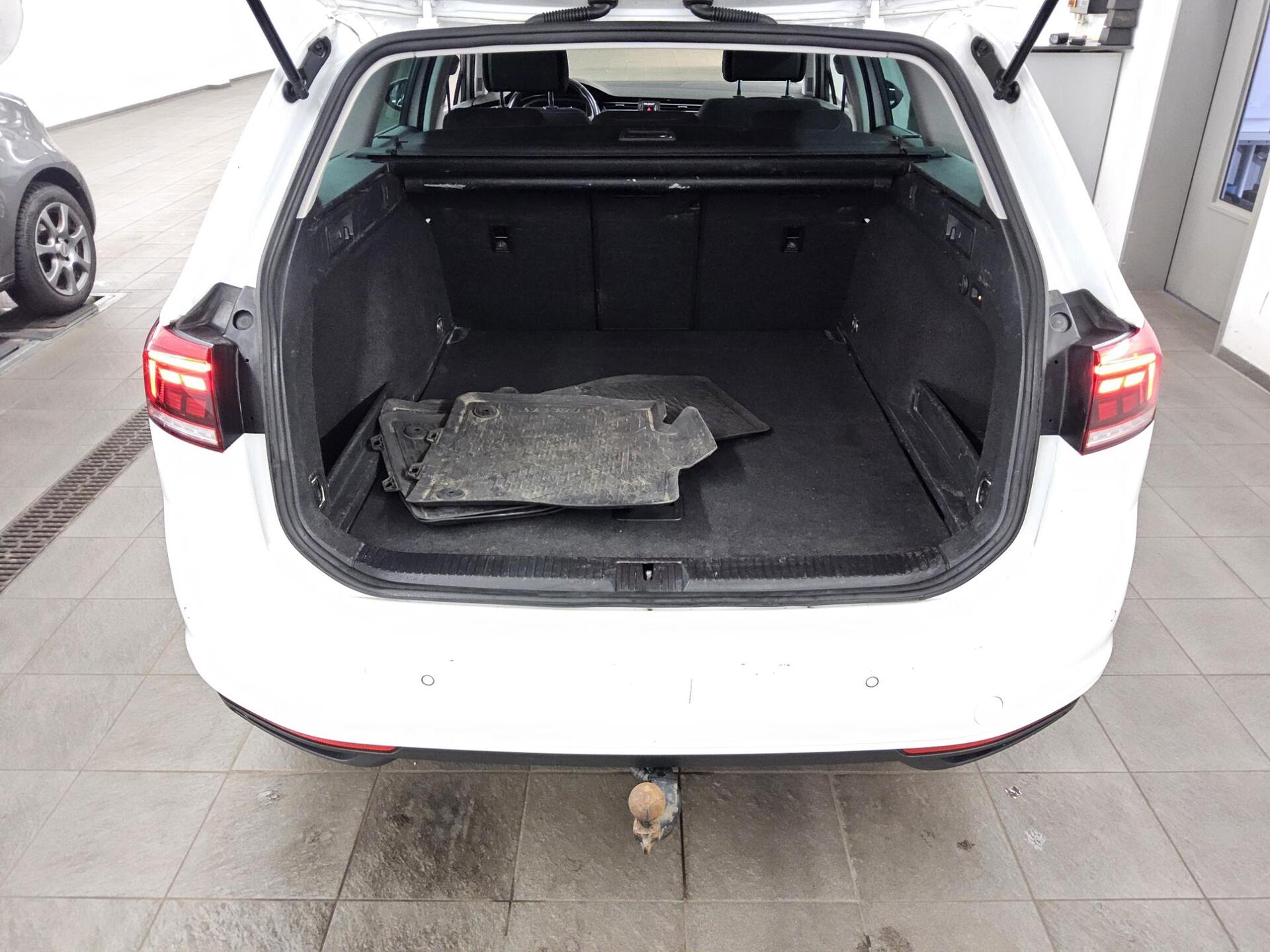 Volkswagen Passat Var. 2.0 TDI 4M Business Navi LED AID ACC 12