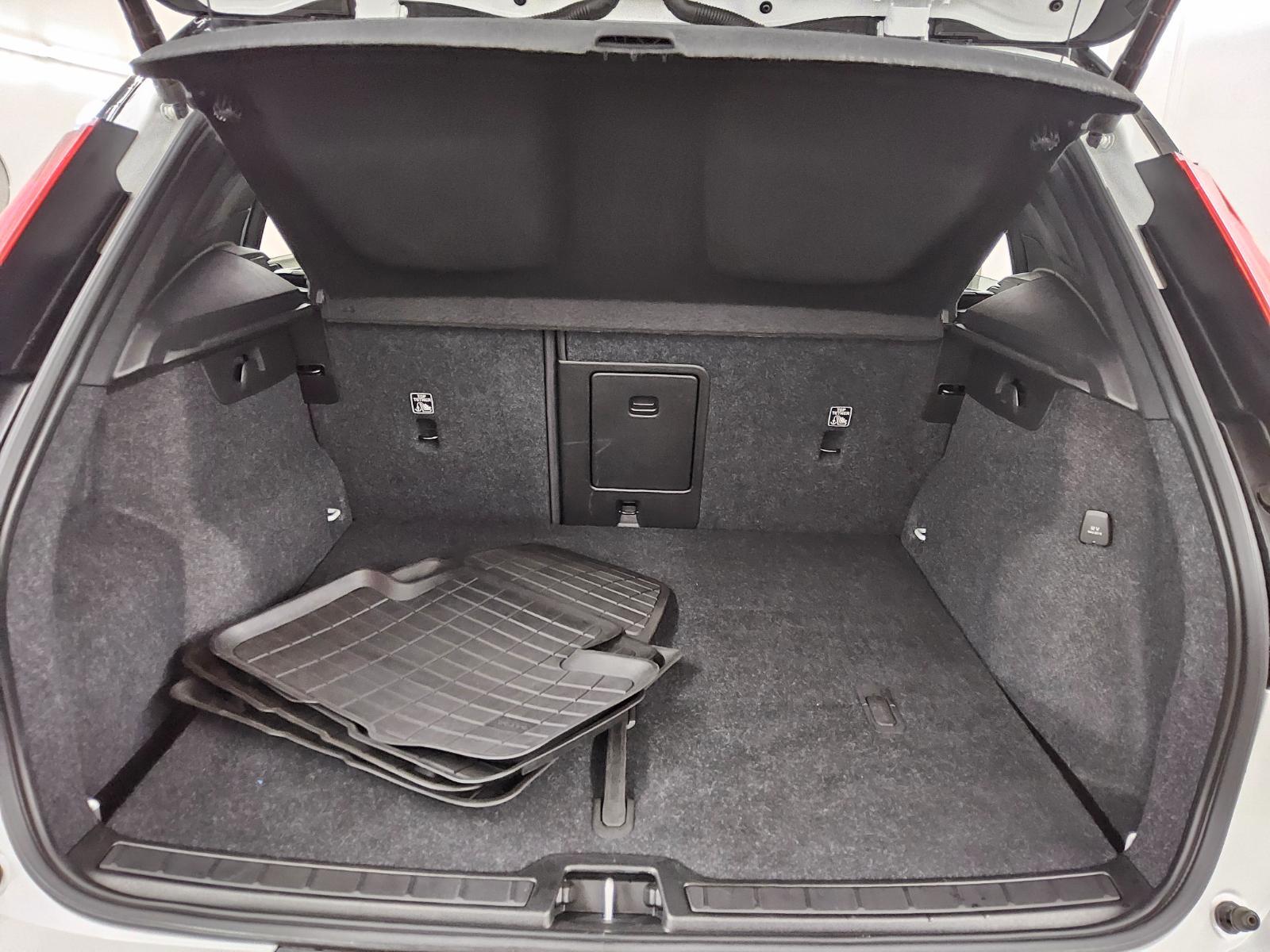 Volvo XC40 B4 R-Design Navi LED Leder 360° H-K Memory 12