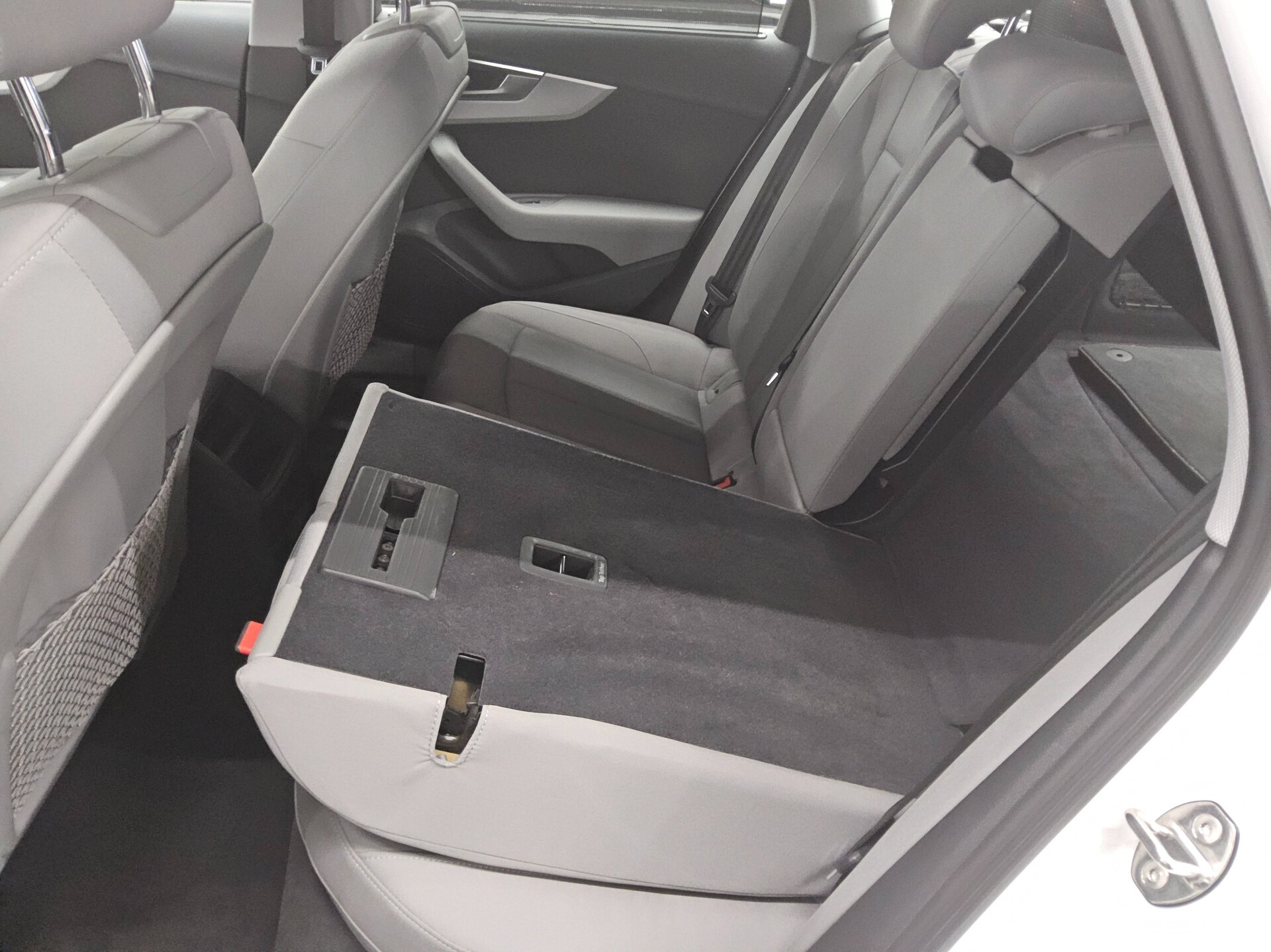 Audi A4 Avant 35 TDI Navi LED PDC Shz 12