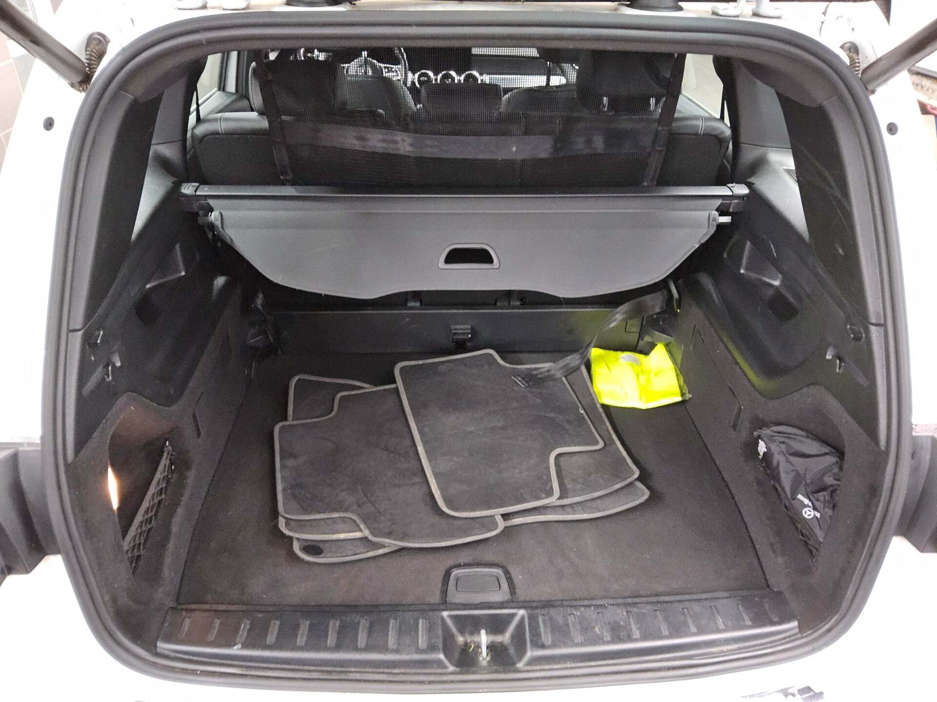 Mercedes-Benz GLB 200 d Progressive Navi AHK RfK LED Distr.+ 12