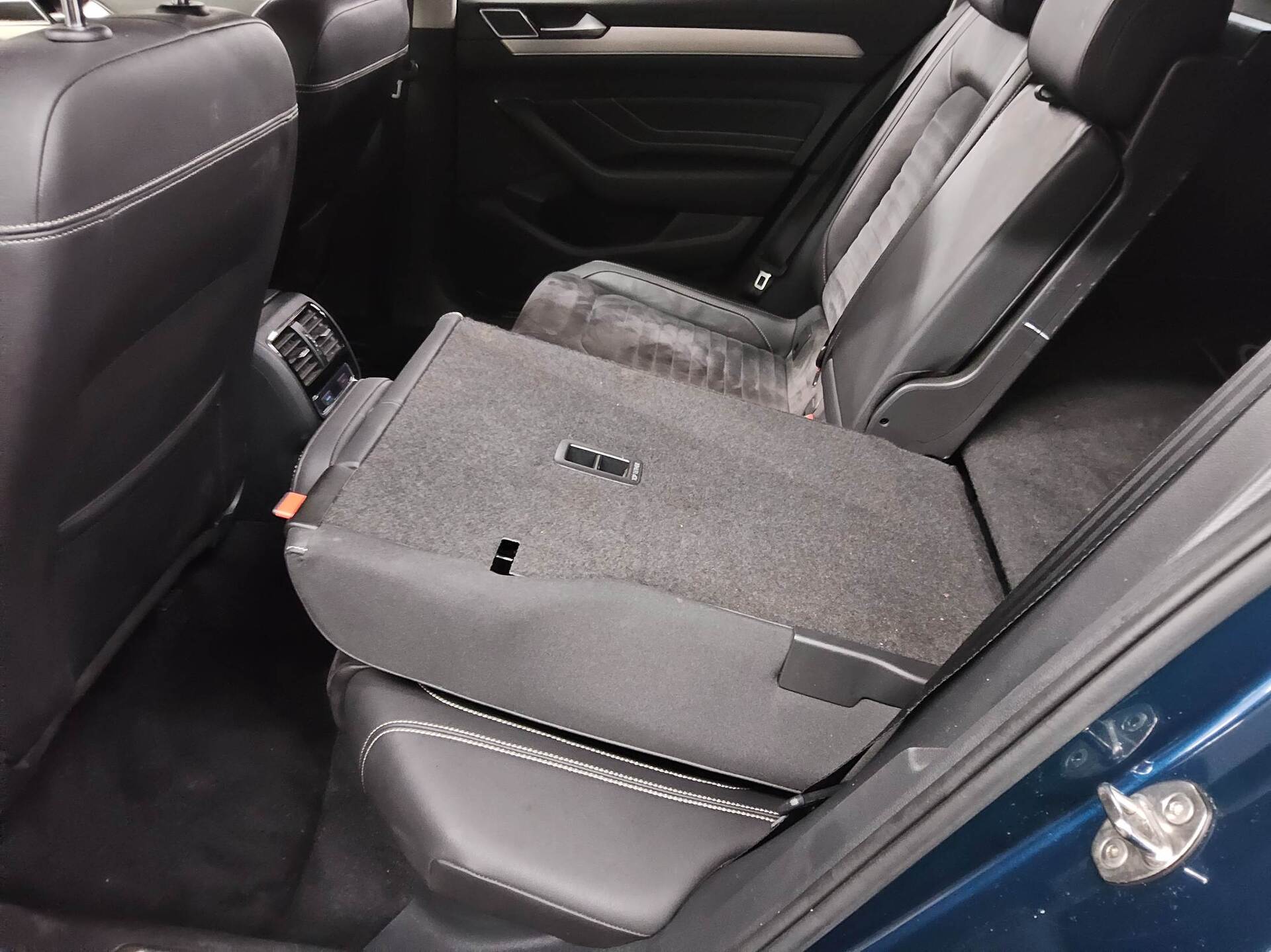 Volkswagen Passat Var. 2.0 TDI Elegance Navi LED AHK RfK 12