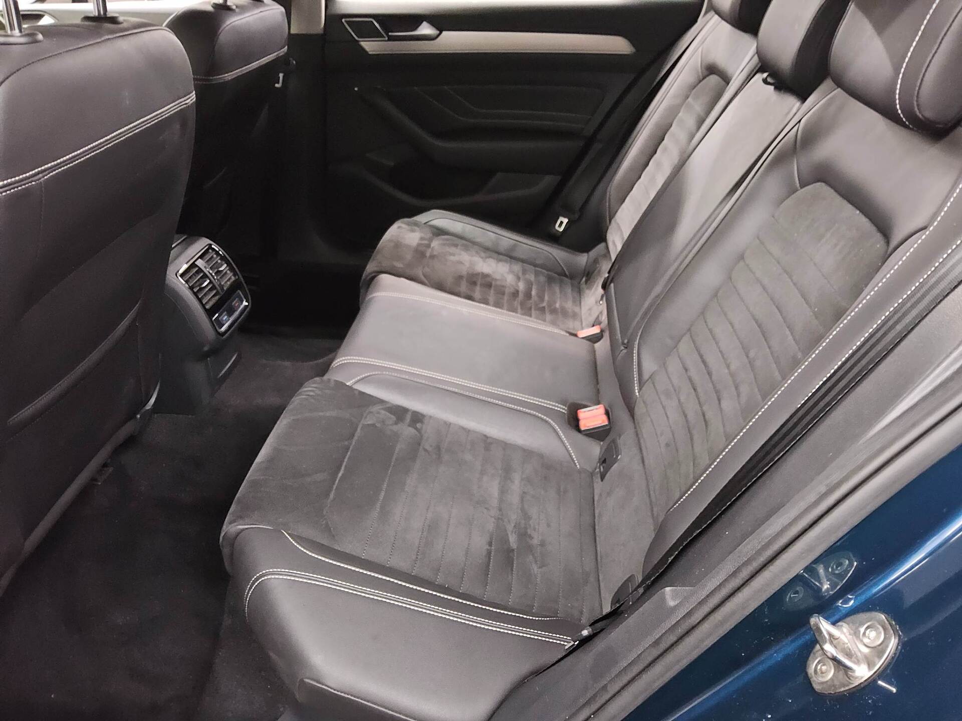 Volkswagen Passat Var. 2.0 TDI Elegance Navi LED AHK RfK 13