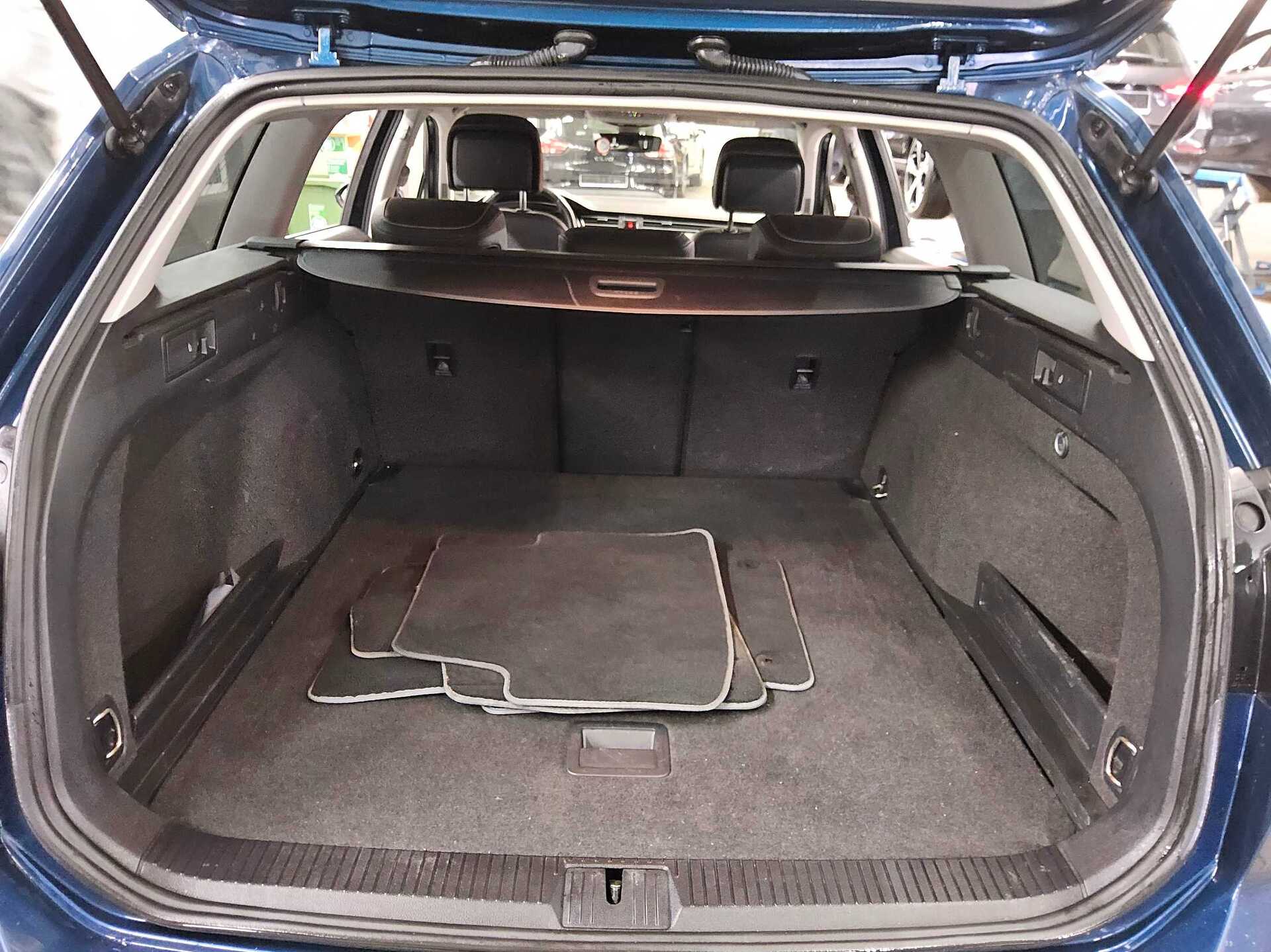 Volkswagen Passat Var. 2.0 TDI Elegance Navi LED AHK RfK 11