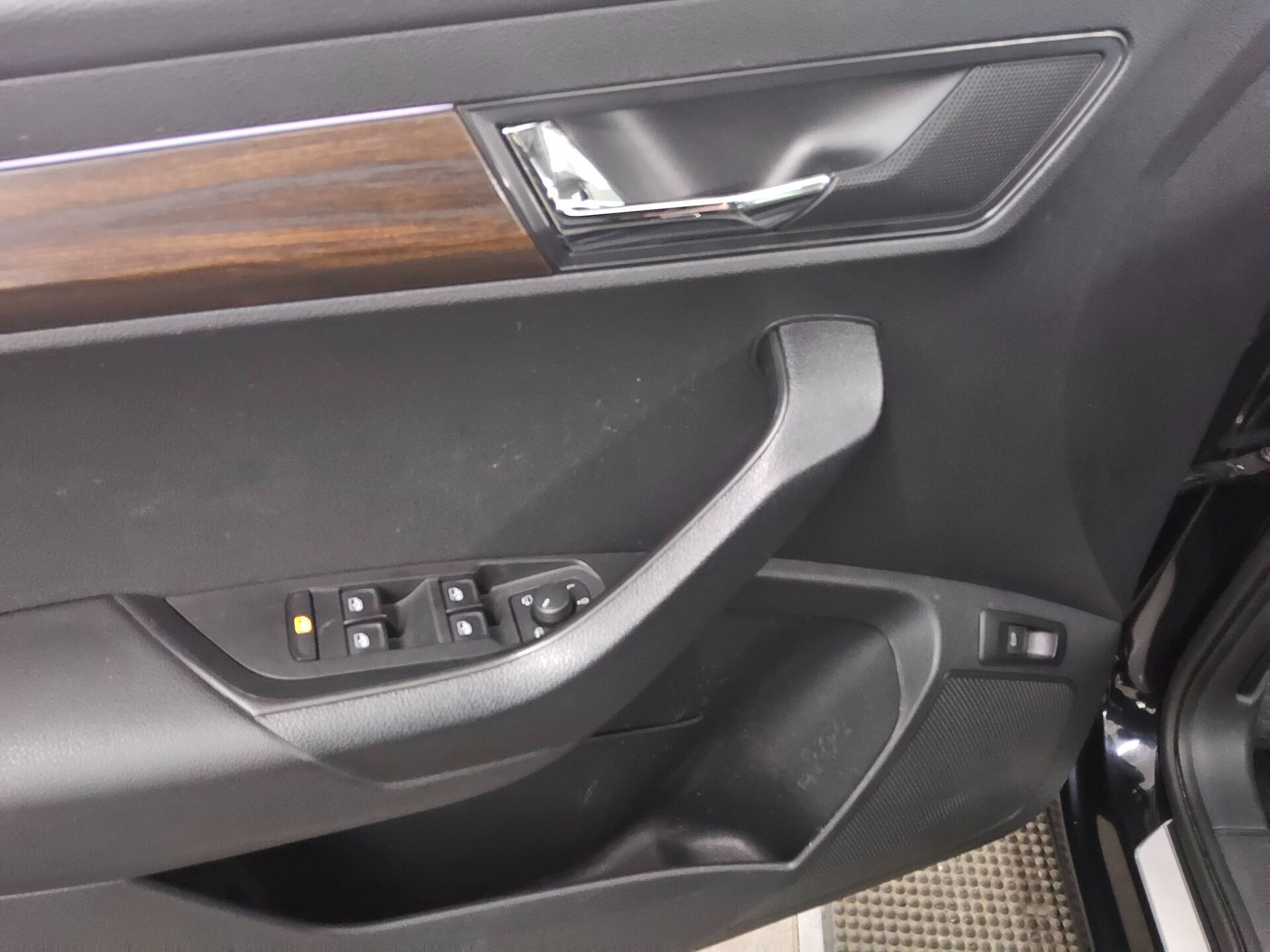 Skoda Karoq 2.0 TDI 4x4 Scout Navi LED Pano DCC AHK 9